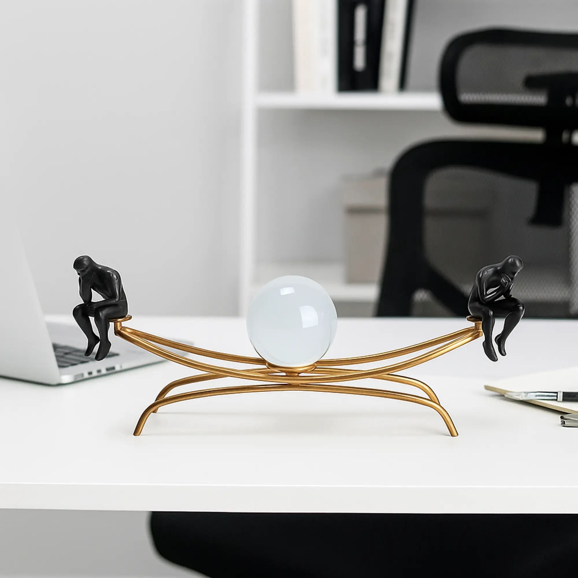 Dekofigur - Zwei Denker mit Glaskugel - Abstrakte Dekoskulptur Rodin Equilibre Antikgold