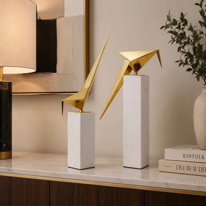 Tierfigur - auf Marmorbasis - Skulpturale Dekofigur – Goldmetall auf Marmorsockel – Abstrakte Vogelstudie, origami-inspiriert Aurea Avis Duo