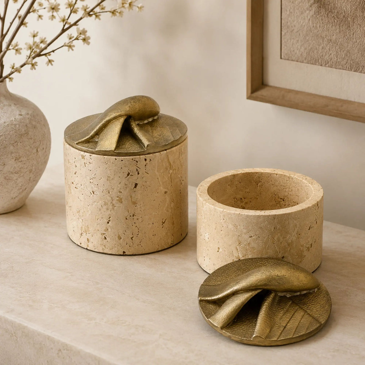 Aufbewahrungsbox - Schmuckdose aus Naturstein mit Messing-Deckel - Runde Design-Dose Aurea Travertina