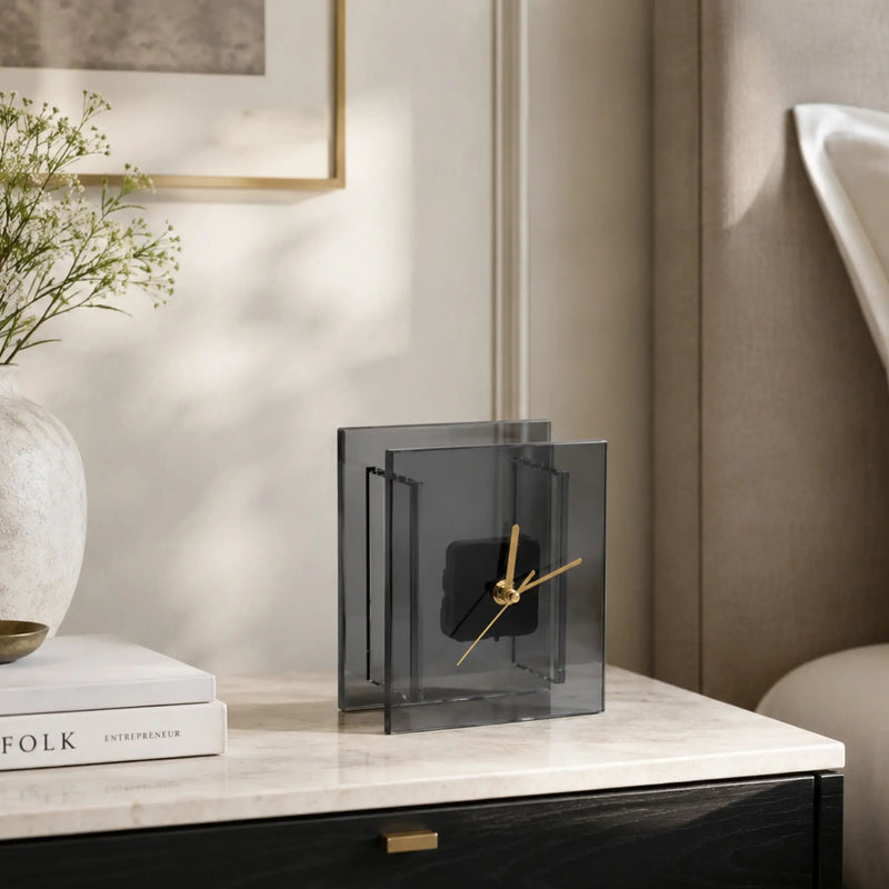 Tischuhr - mit Goldzeiger - Puristische Designuhr – Quadratische Rauchglas-Acryl Dekouhr mit goldenen Zeigern Noctis Aurum