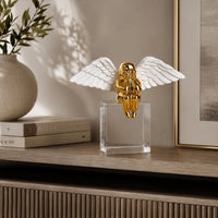 Engelfigur - Skulptur Schwebender Engel – weiß-goldene Keramikfigur auf klarem Acrylsockel – Angélus Aureus