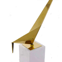 Tierfigur - auf Marmorbasis - Skulpturale Dekofigur – Goldmetall auf Marmorsockel – Abstrakte Vogelstudie, origami-inspiriert Aurea Avis Duo