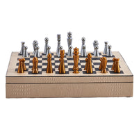 Schachspiel - Strategisches Brettspiel – Schach-Set mit Metallfiguren auf Lederbox in Kroko-Prägung, Bicolor Gold & Silber – Ars Strategica