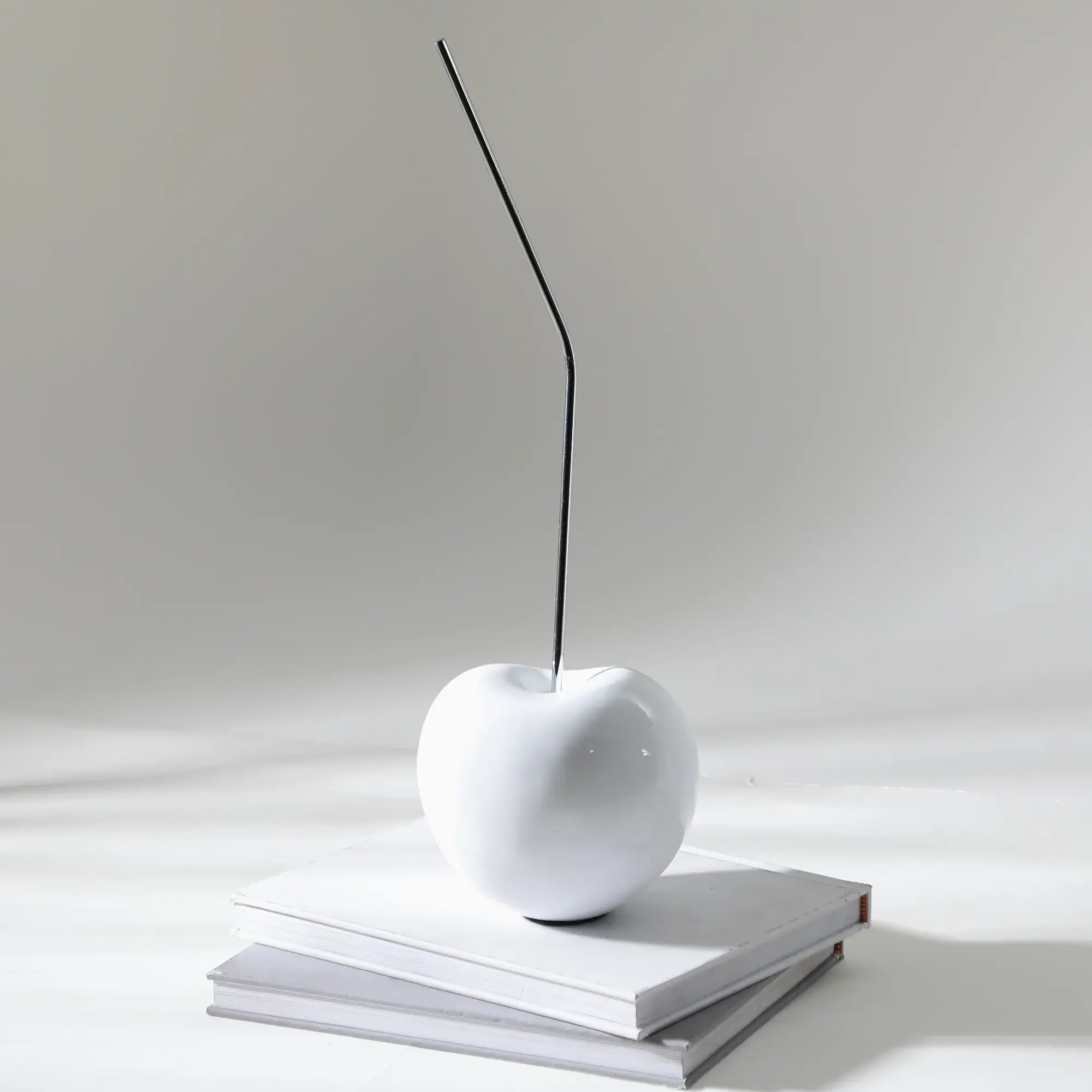 Kirschfigur - Skulpturales Deko-Objekt Kirsche – Keramik Weiß, Edelstahl-Stiel – Brush-Art & Hochglanz Variante – Aurea Bianca Klassisches Weiß