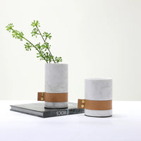 Marmorvase - rund mit Lederakzent - Kleine Tischvase Deko-Vase Stifthalter Marble Luxe