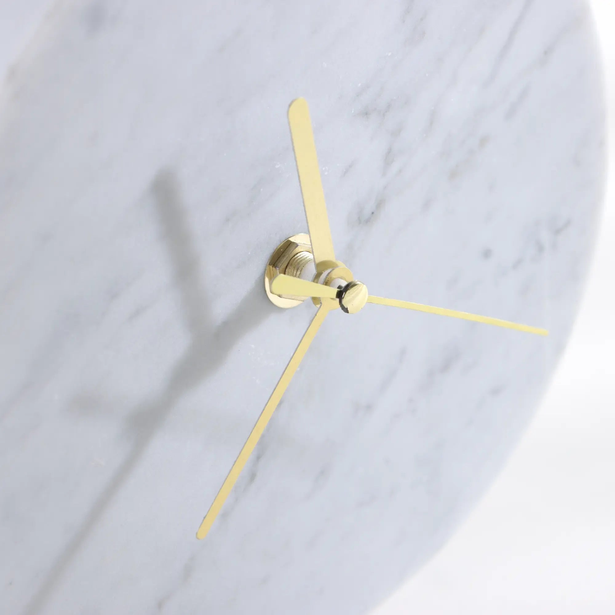 Tischuhr - Minimalistische Marmoruhr - Skulpturaler Zeitmesser Arcus Tempus