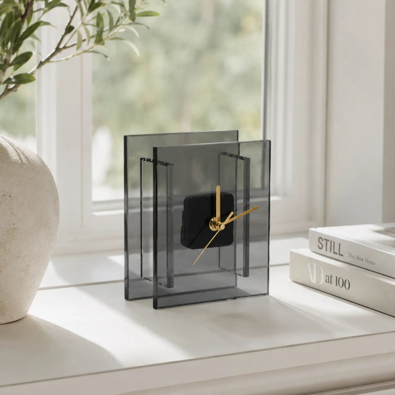 Tischuhr - mit Goldzeiger - Puristische Designuhr – Quadratische Rauchglas-Acryl Dekouhr mit goldenen Zeigern Noctis Aurum
