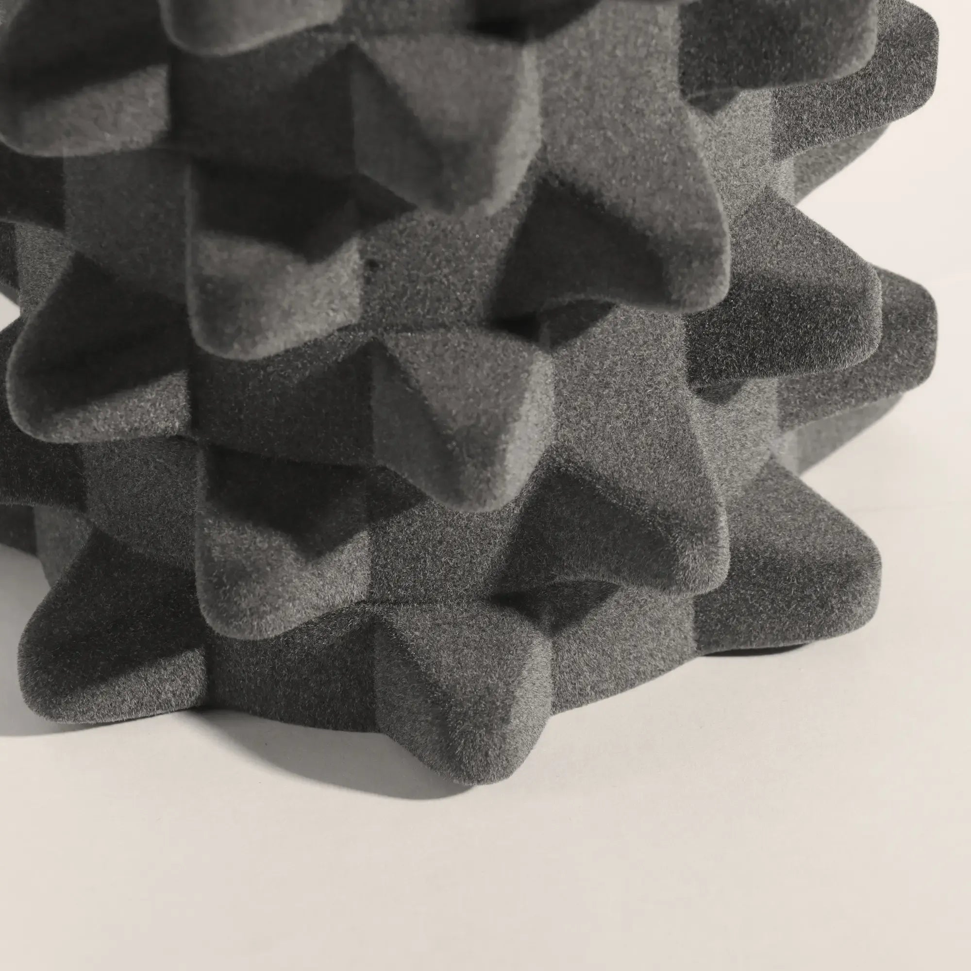 Dekovase - Designer Vase mit Struktur - Skulpturale Designvase mit Samtstruktur Velours Acantha Default Title