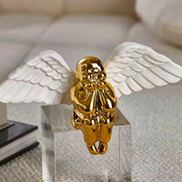 Engelfigur - Skulptur Schwebender Engel – weiß-goldene Keramikfigur auf klarem Acrylsockel – Angélus Aureus