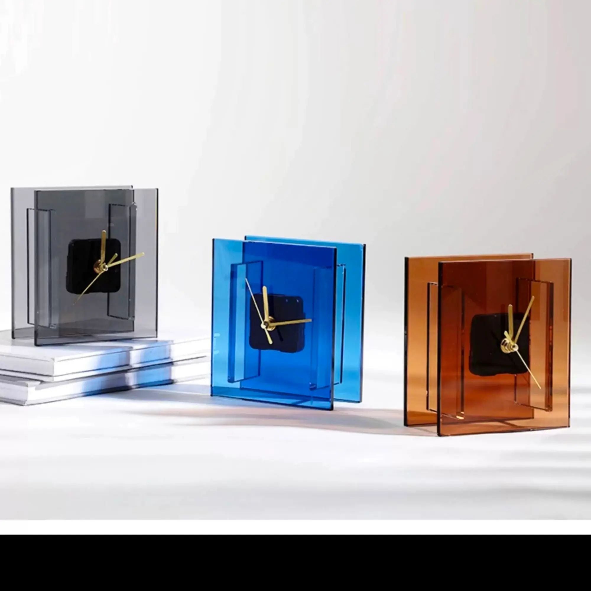 Tischuhr - mit Goldzeiger - Puristische Designuhr – Quadratische Rauchglas-Acryl Dekouhr mit goldenen Zeigern Noctis Aurum Nan