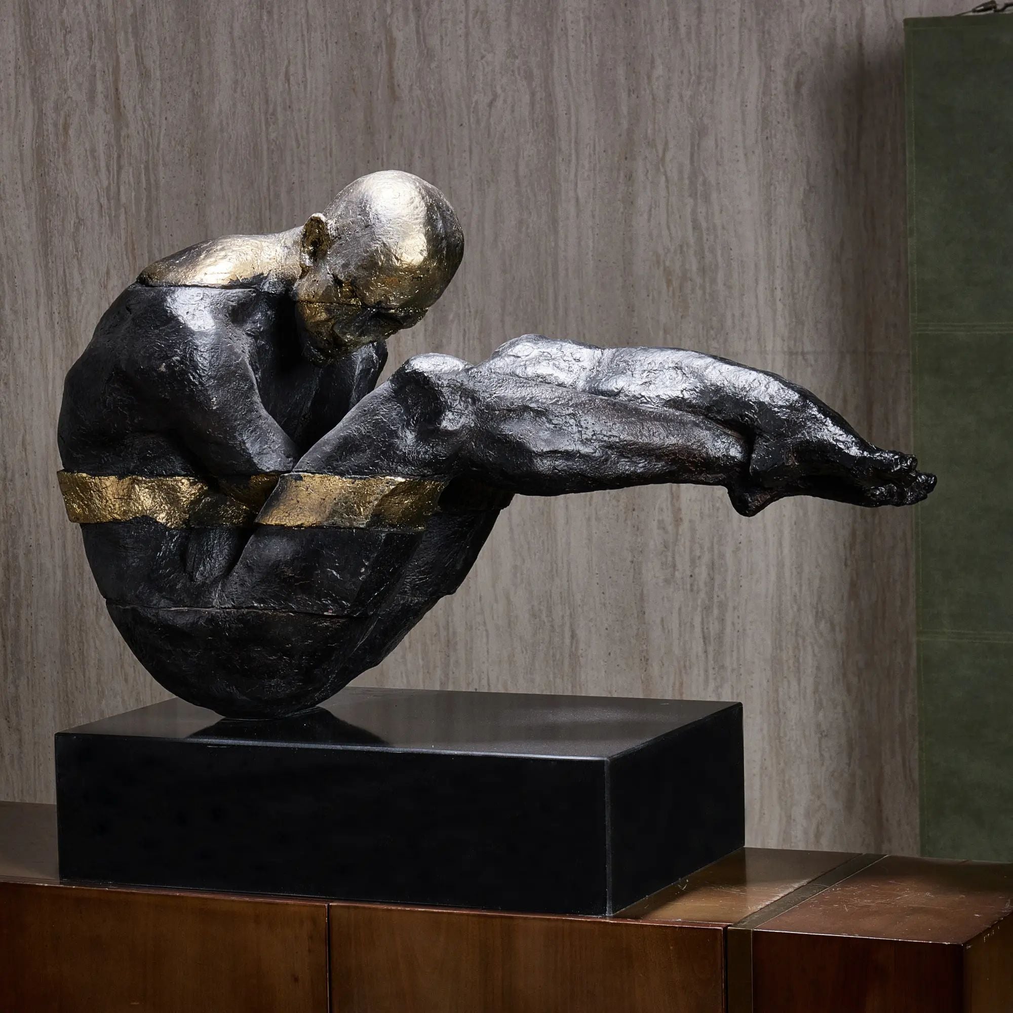 Kunststein-Skulptur - gebeugte Menschenfigur - Kunststein auf Sockel Human Arc Schwarz