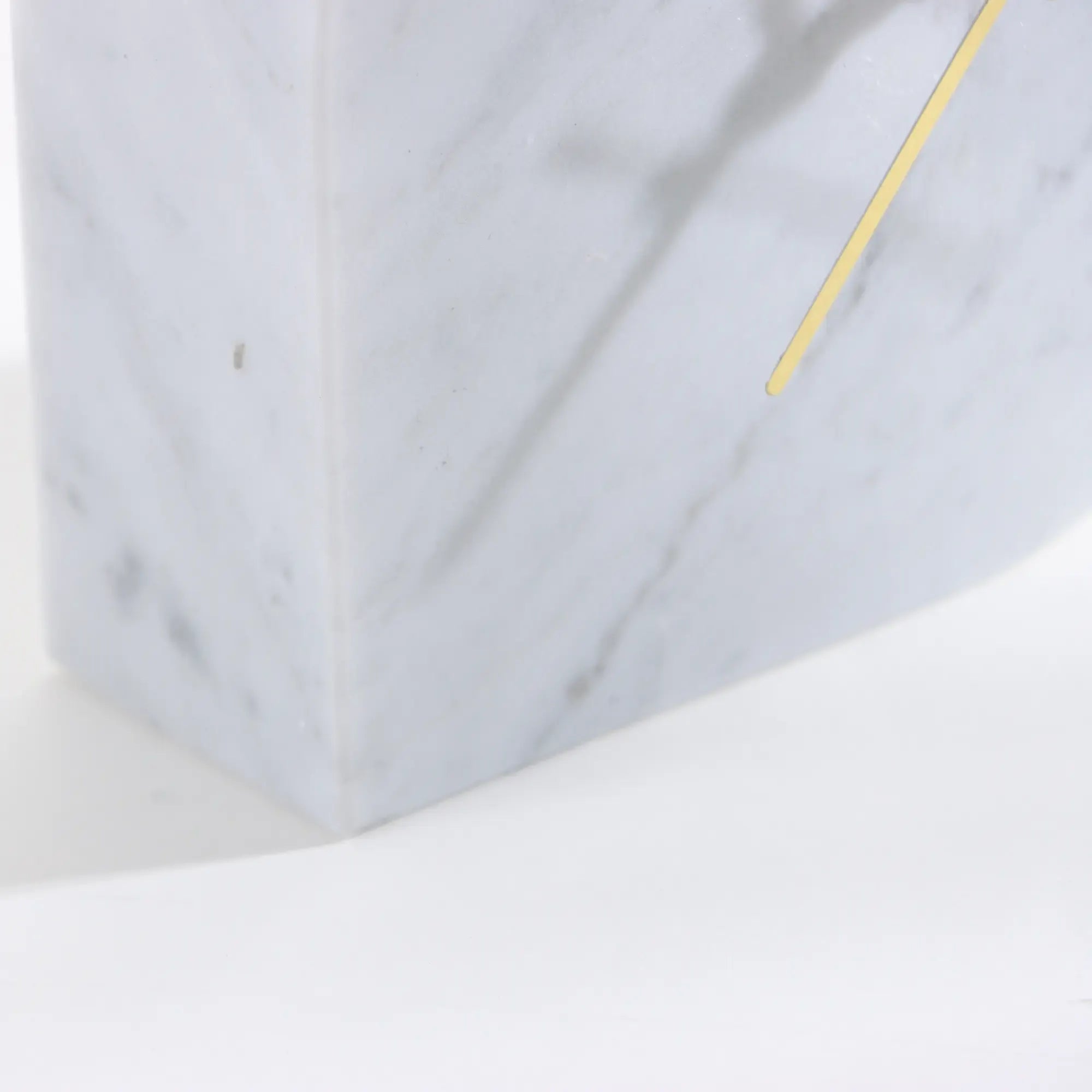 Tischuhr - Minimalistische Marmoruhr - Skulpturaler Zeitmesser Arcus Tempus