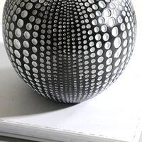 Dekoobjekt - Apfel Skulptur – Kunstharz Schwarz‑Silber Obstdekor – Abstraktes Designobjekt Noir