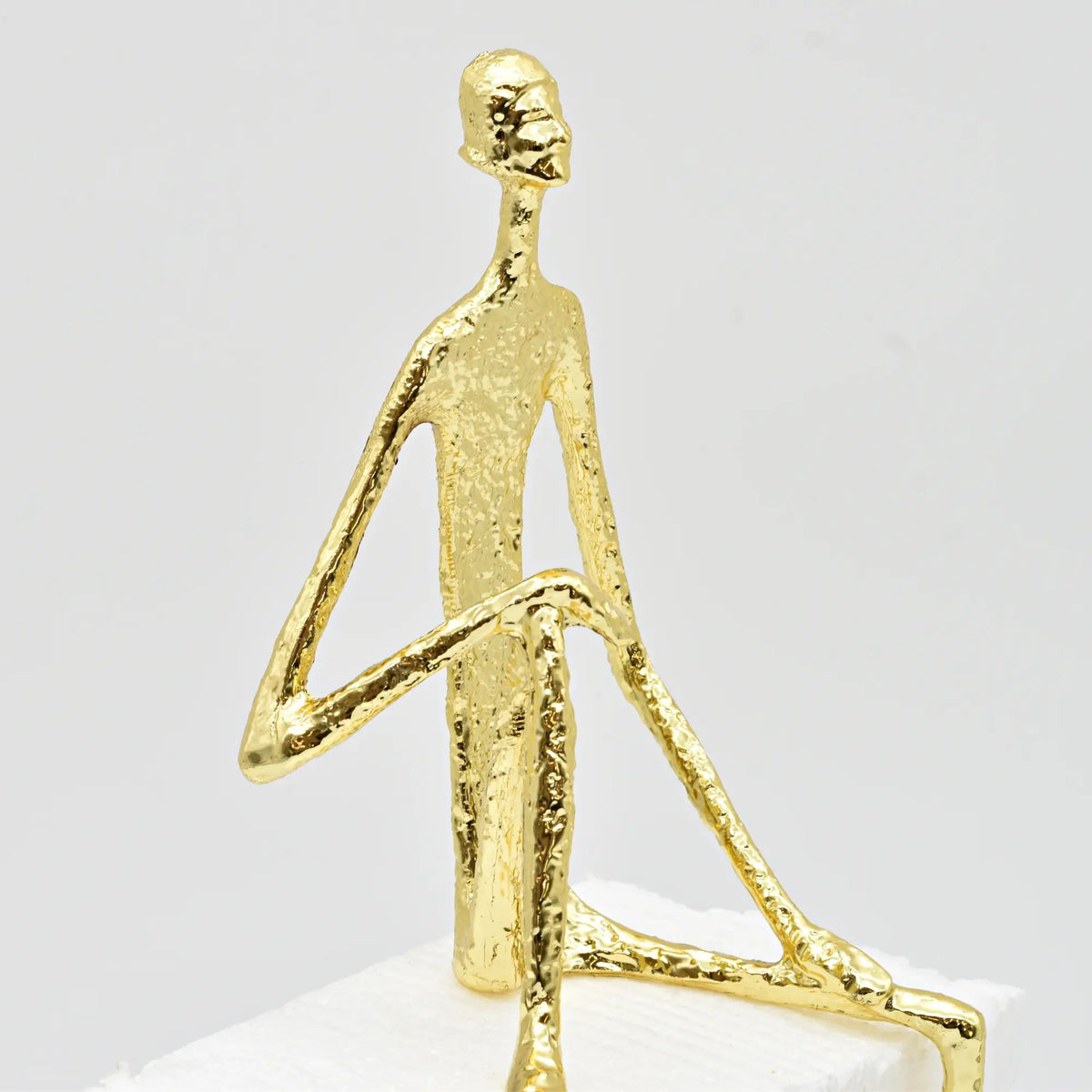 Dekofigur - Kantensitzende Skulptur Puristische Edge-Figur Silhouette Aurea