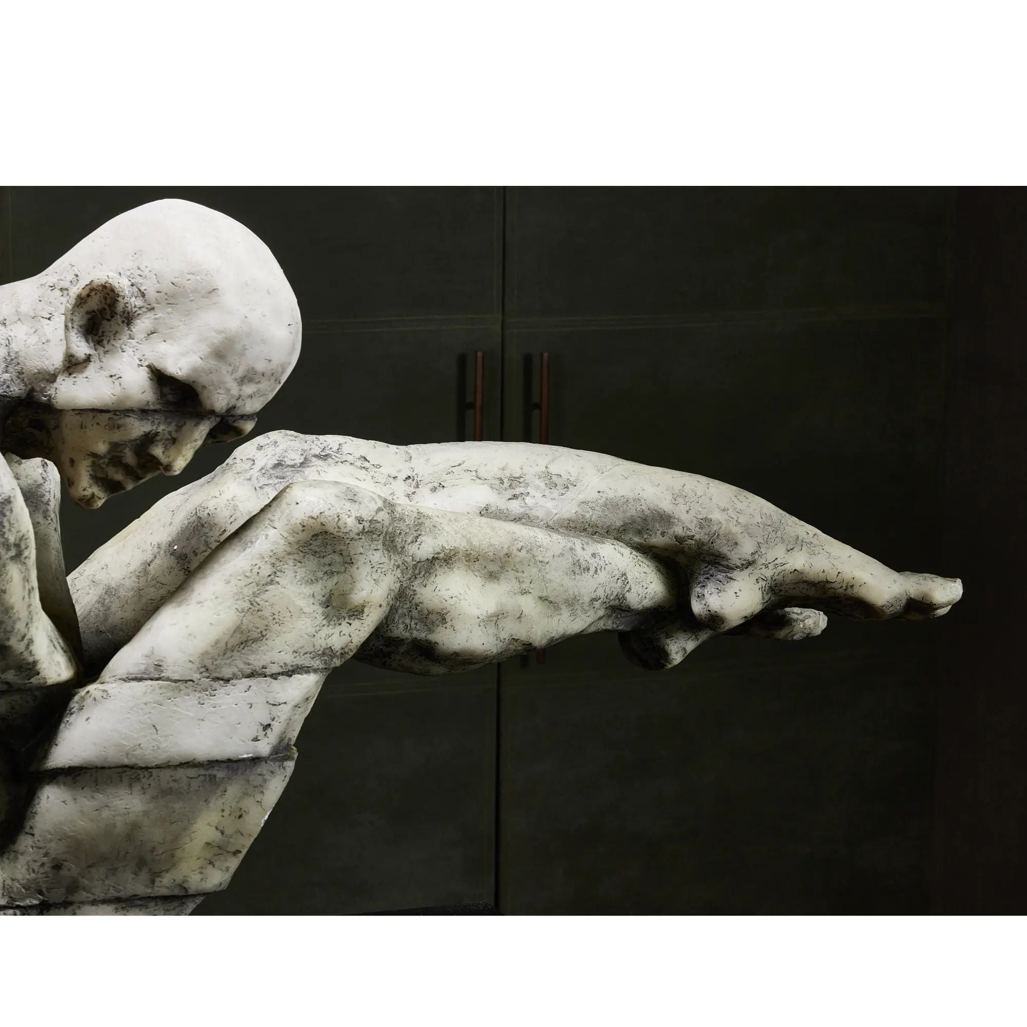 Kunststein-Skulptur - gebeugte Menschenfigur - Kunststein auf Sockel Human Arc Grau