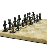 Schachspiel - Edles Tischspiel – Travertin-Schachbrett mit Metallfiguren – Design-Schach Ludus