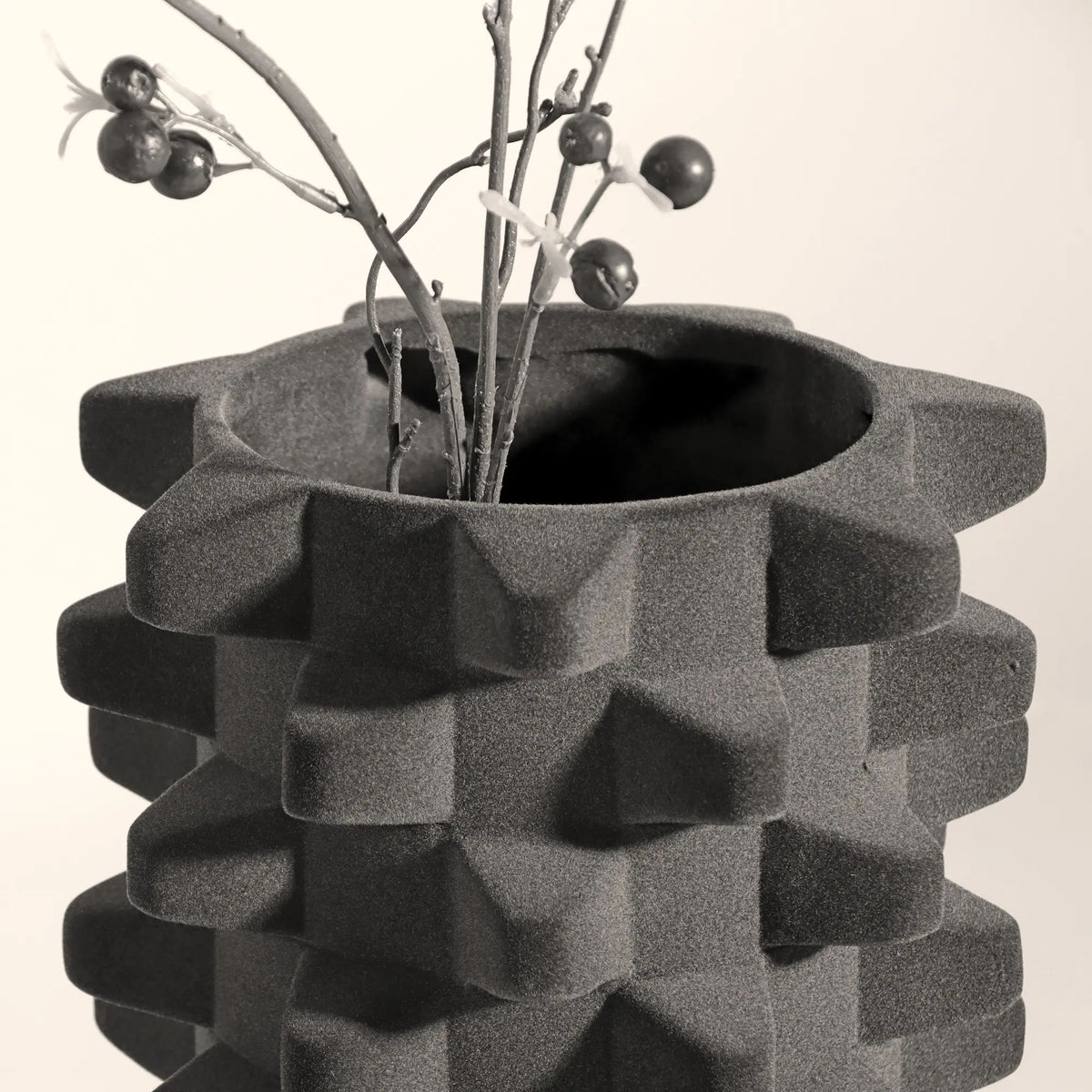 Dekovase - Designer Vase mit Struktur - Skulpturale Designvase mit Samtstruktur Velours Acantha