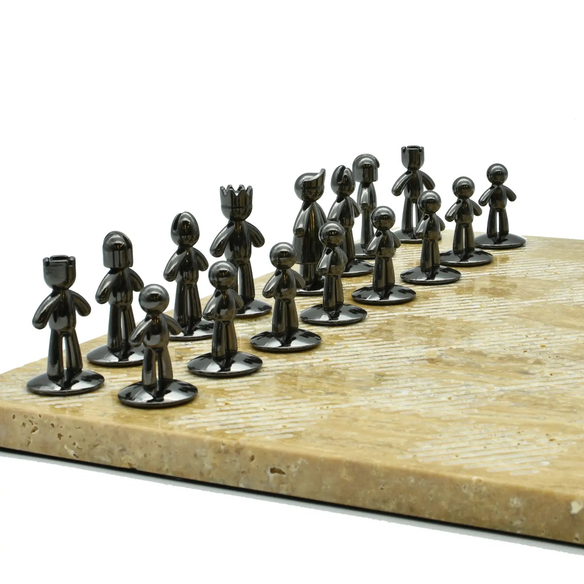 Schachspiel - Edles Tischspiel – Travertin-Schachbrett mit Metallfiguren – Design-Schach Ludus Nan