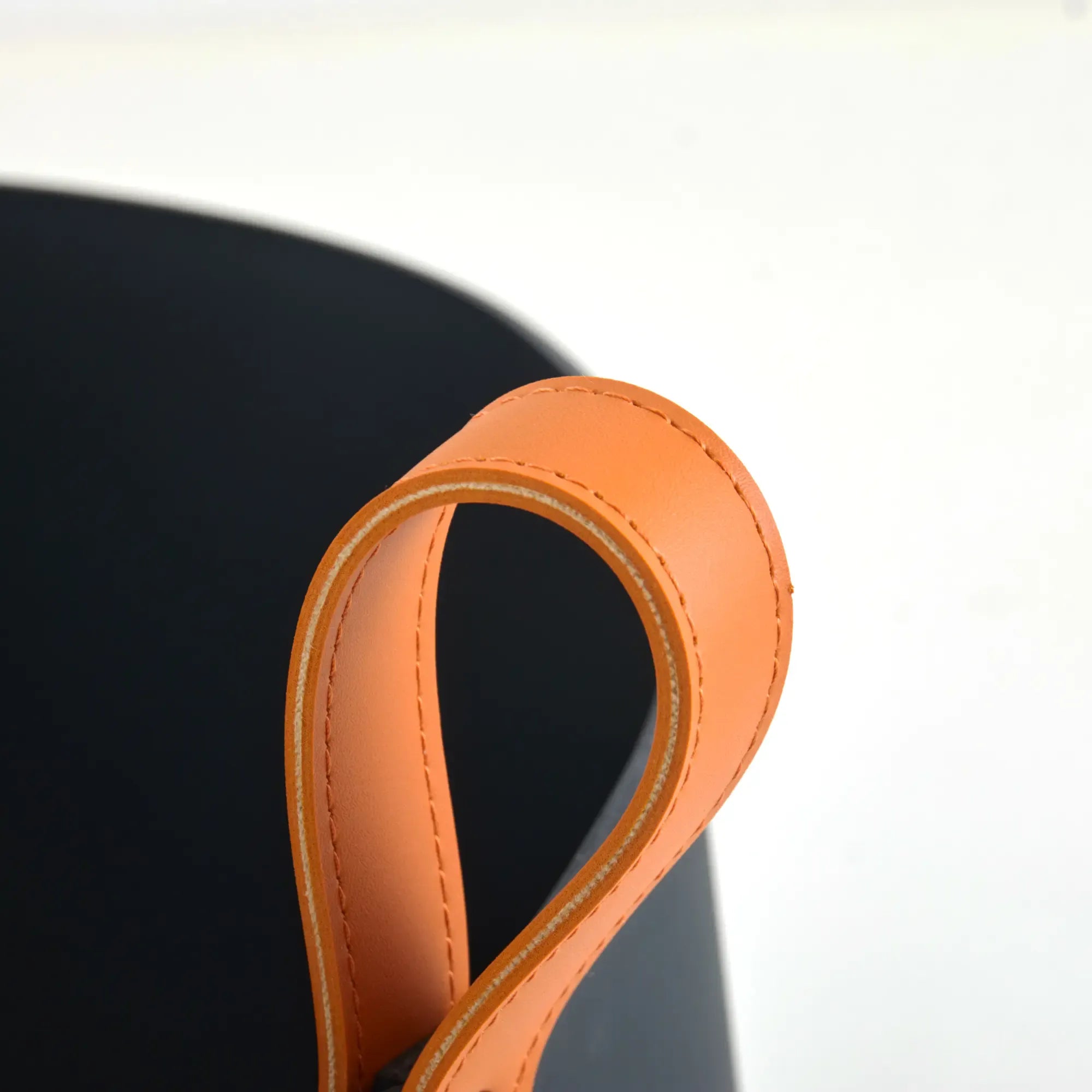 Wäschekorb - Lederkorb Skulpturaler Aufbewahrungskorb – Nachtblaues Leder mit cognacfarbenen Riemengriffen – Handgefertigtes Designobjekt Arca Nan