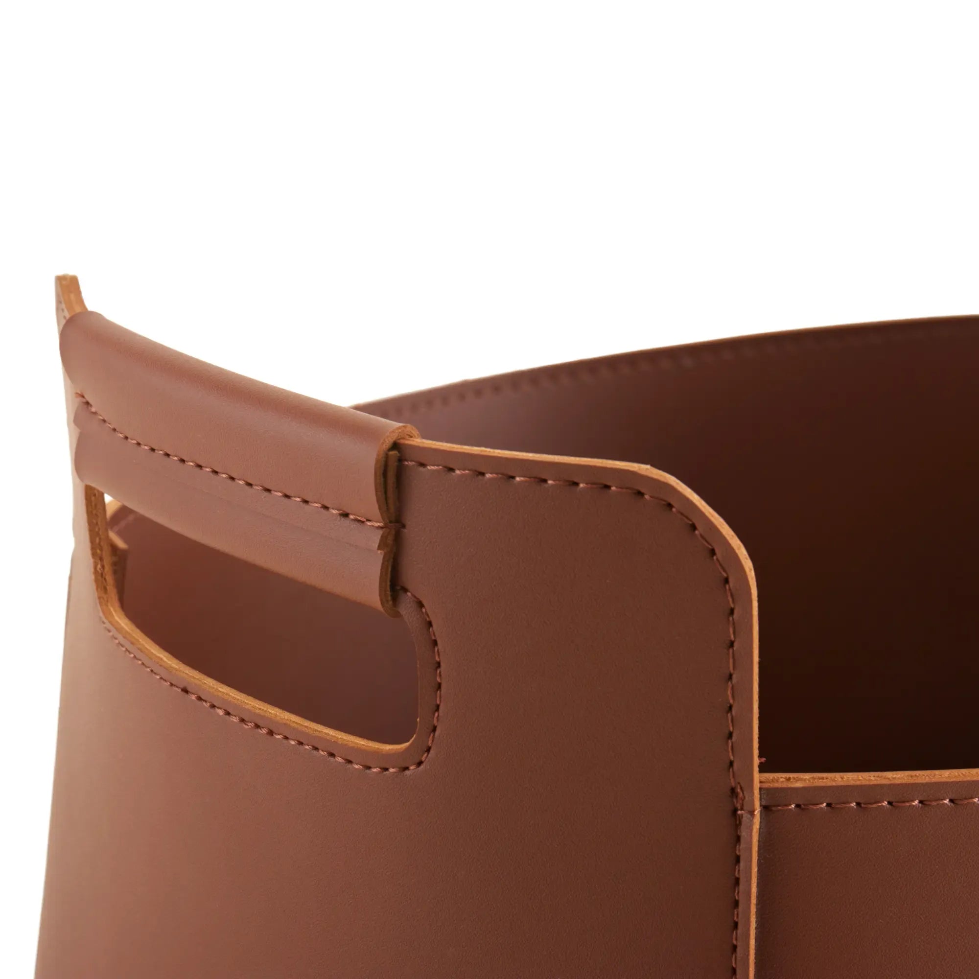 Aufbewahrungskorb - Lederkorb Skulpturaler Organizer – cognacfarbene Lederoptik, handvernäht – Cut-out-Griffe mit Polsterung Arca Nan