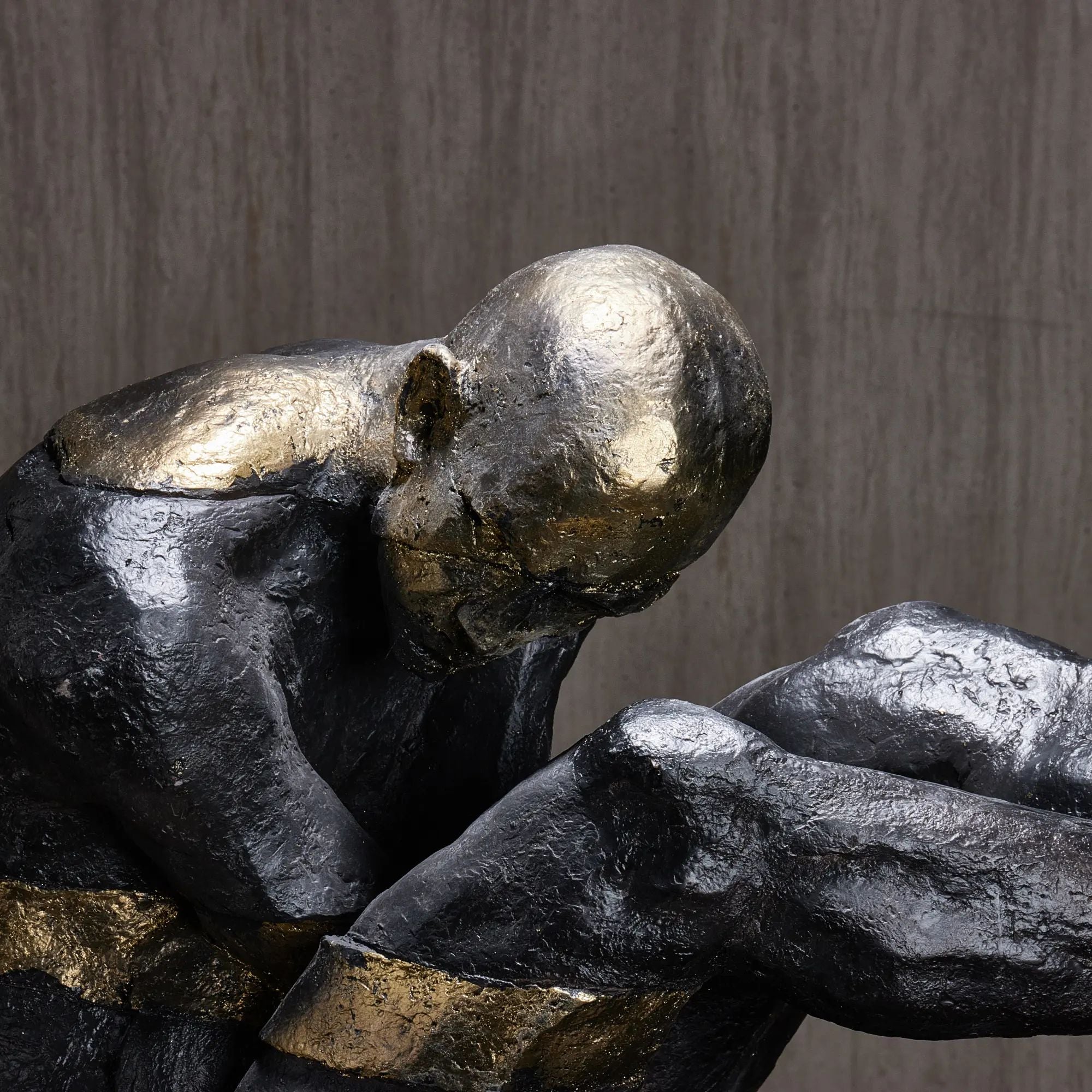 Kunststein-Skulptur - gebeugte Menschenfigur - Kunststein auf Sockel Human Arc Schwarz