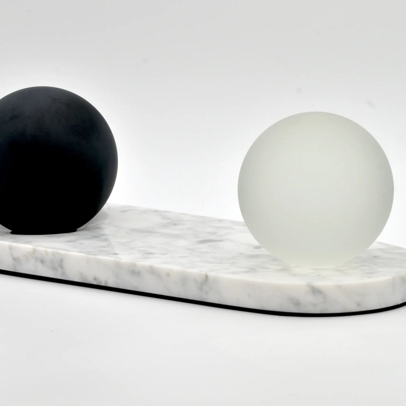 Dekoobjekt - Tablett mit Kugeln Carrara-Marmor – Dekoplatte – Designtablett Equilibrio