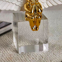 Engelfigur - Skulptur Schwebender Engel – weiß-goldene Keramikfigur auf klarem Acrylsockel – Angélus Aureus