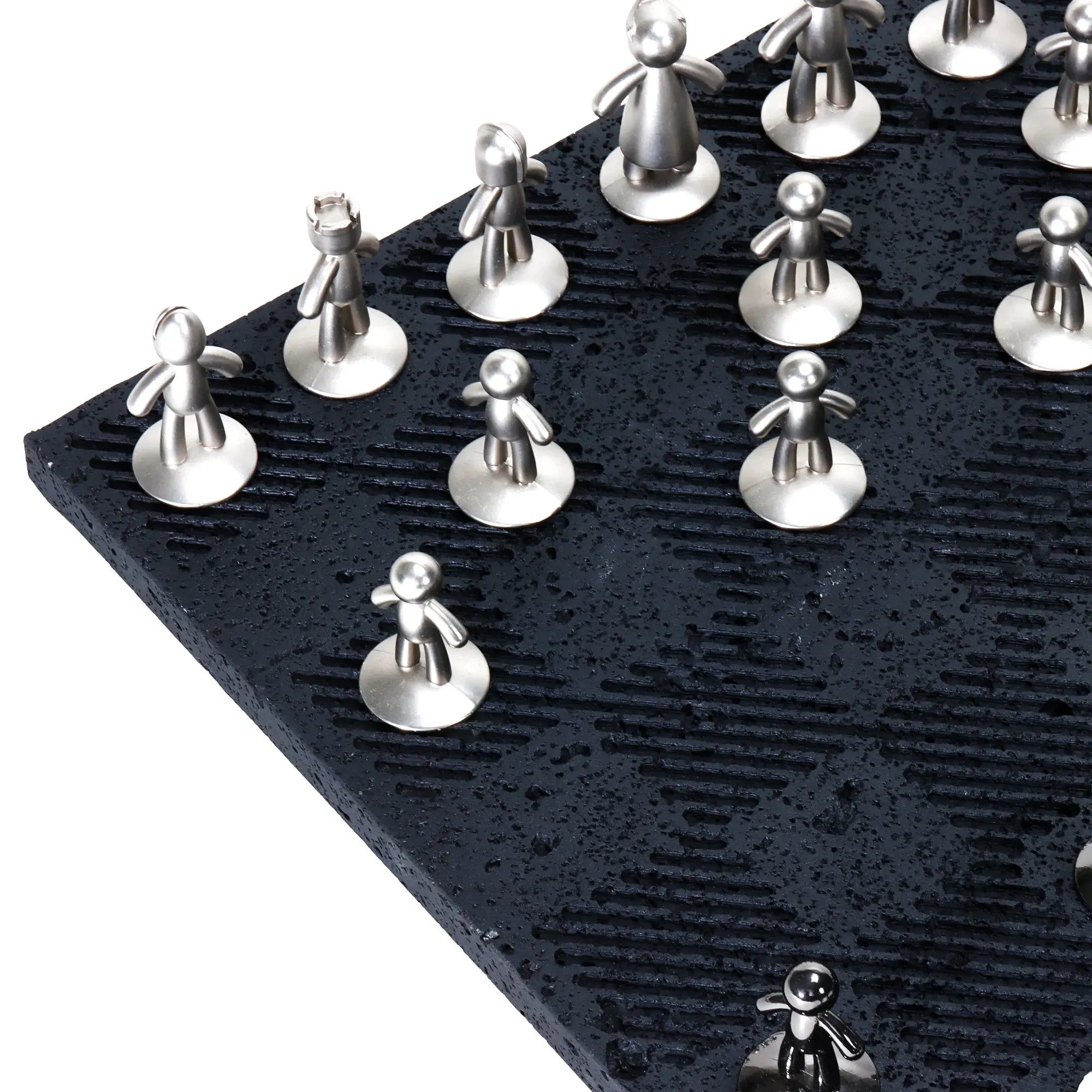 Schachspiel - Design-Spiel Skulpturales Metall auf Strukturbrett – Modernes Schachbrett mit polierten Figuren Equilibrio Nan
