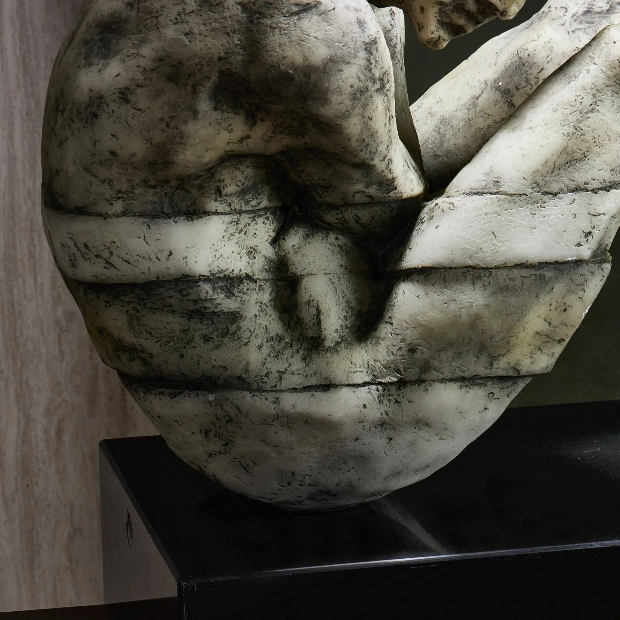 Kunststein-Skulptur - gebeugte Menschenfigur - Kunststein auf Sockel Human Arc Grau
