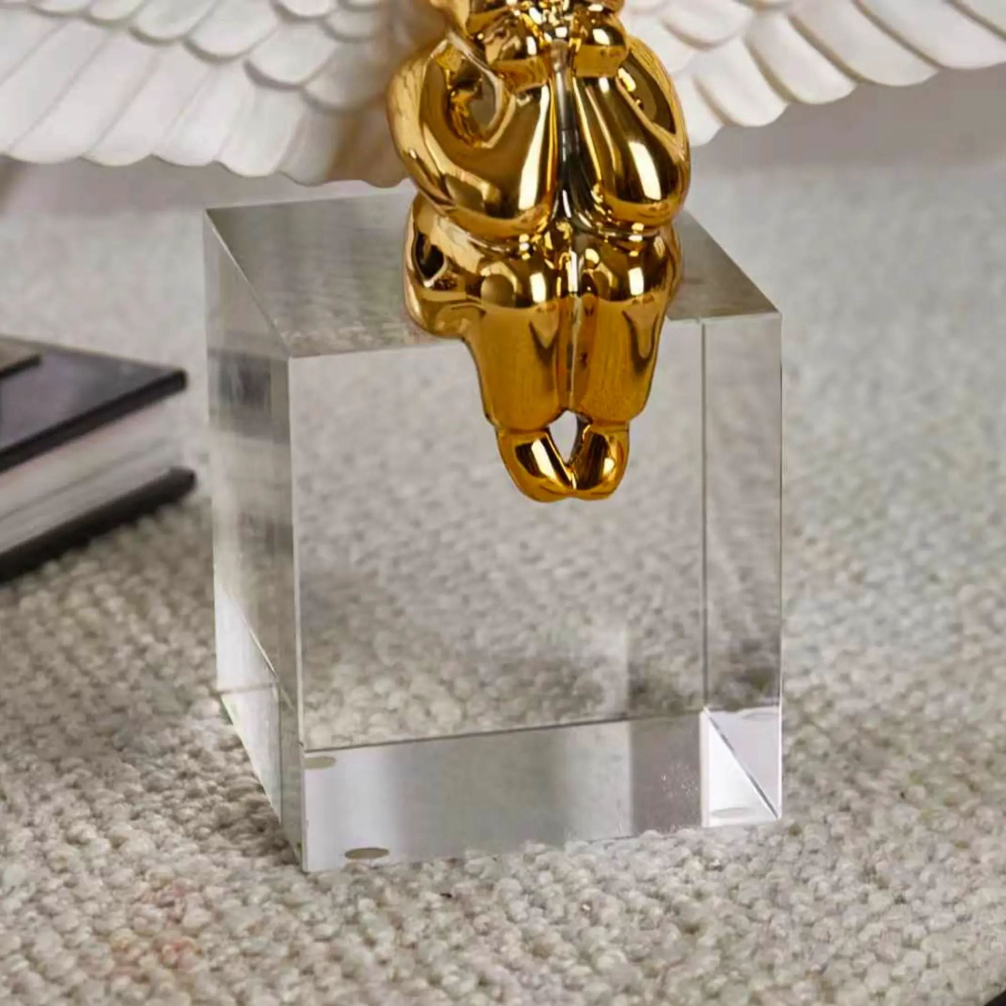 Engelfigur - Skulptur Schwebender Engel – weiß-goldene Keramikfigur auf klarem Acrylsockel – Angélus Aureus Nan