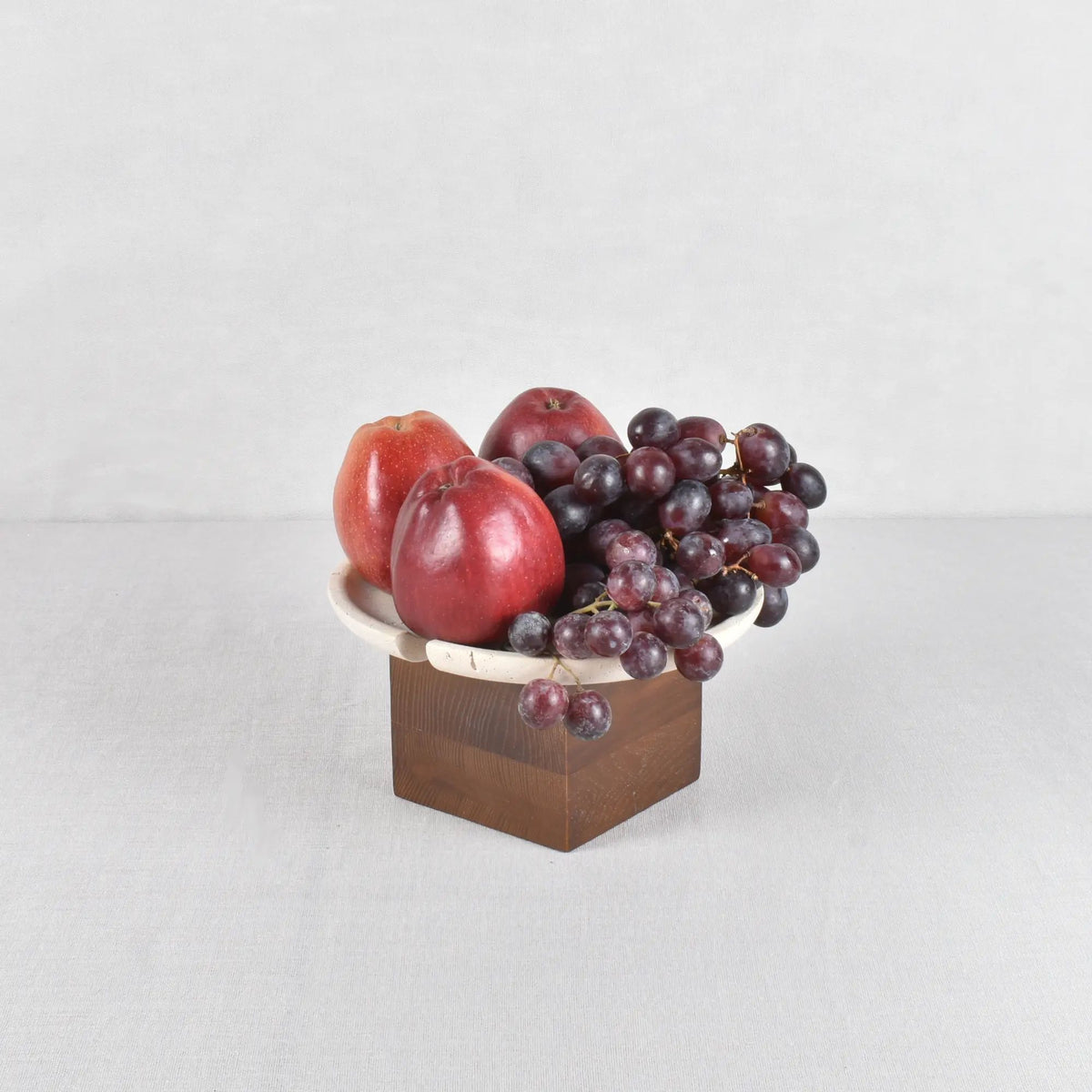 Standschale - rund auf Holzfuß - Obst- Dekoschale Travertinschale Numa