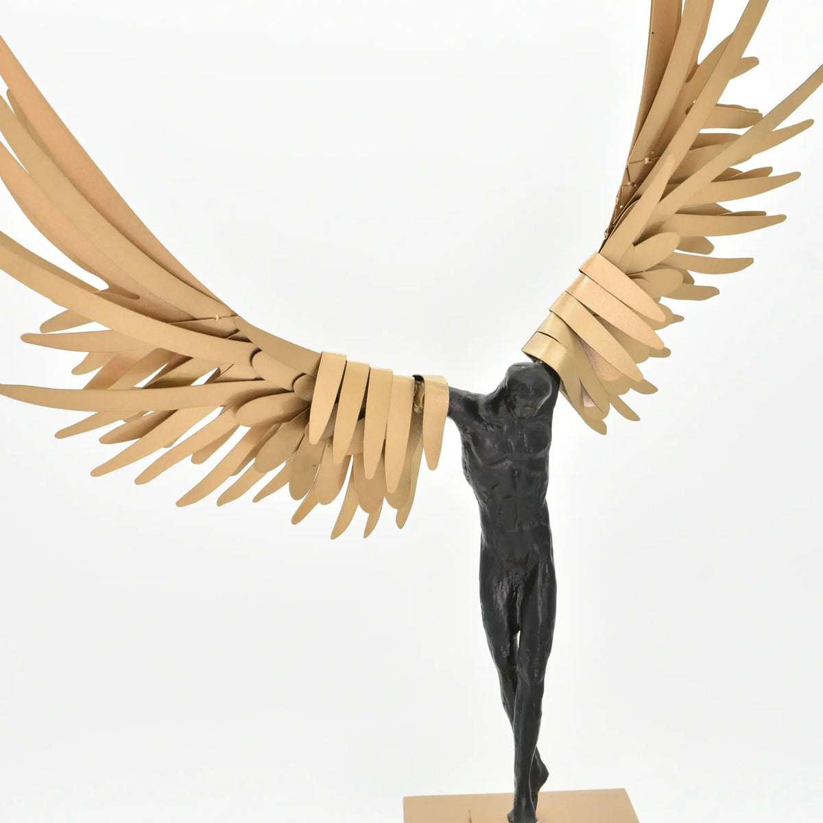 Dekoskulptur - mit Goldflügeln - Luxus Dekofigur Engel Deko-Skulptur Eterna Flügel