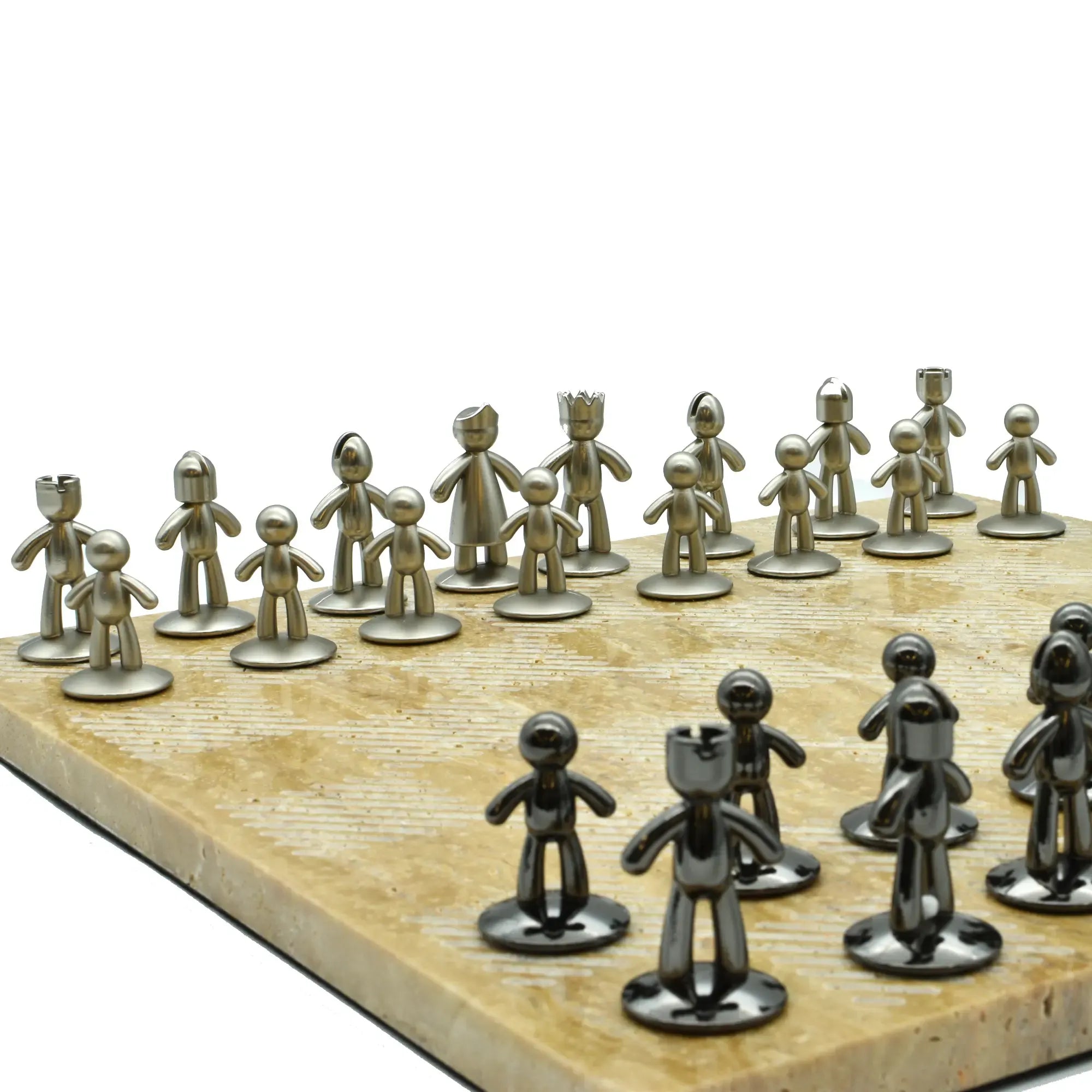 Schachspiel - Edles Tischspiel – Travertin-Schachbrett mit Metallfiguren – Design-Schach Ludus Nan