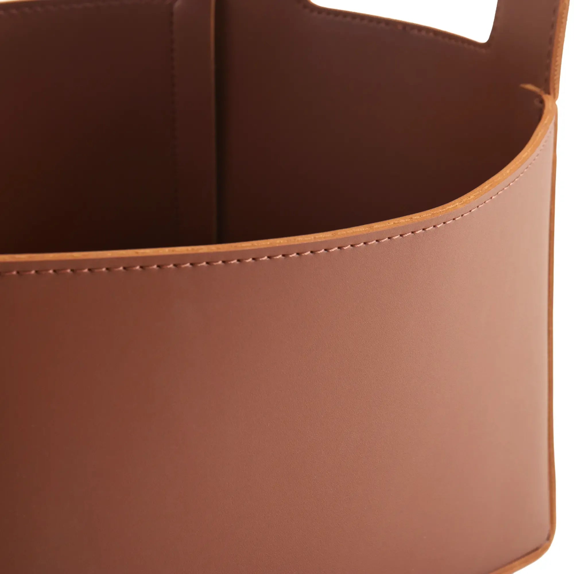 Aufbewahrungskorb - Lederkorb Skulpturaler Organizer – cognacfarbene Lederoptik, handvernäht – Cut-out-Griffe mit Polsterung Arca Nan