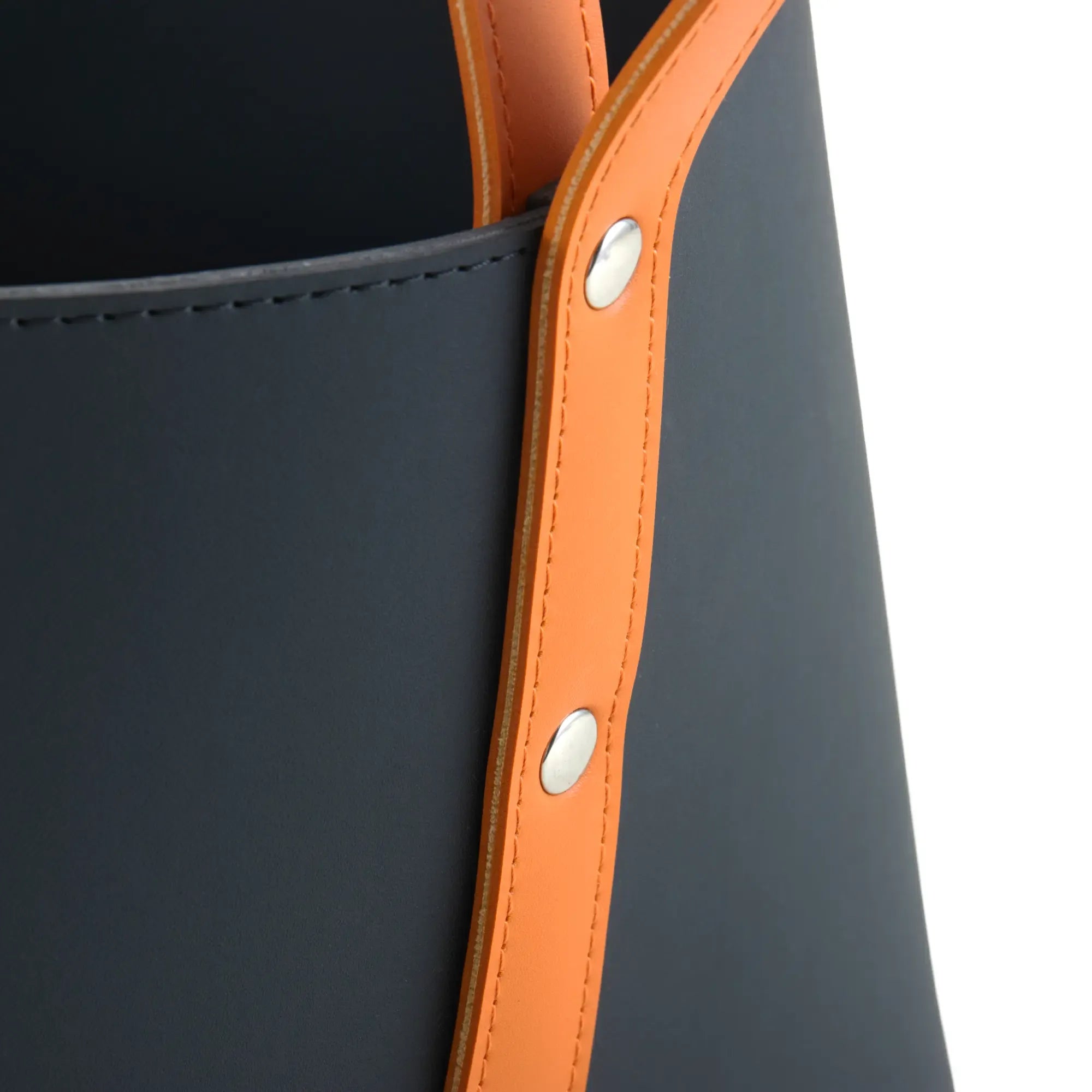 Wäschekorb - Lederkorb Skulpturaler Aufbewahrungskorb – Nachtblaues Leder mit cognacfarbenen Riemengriffen – Handgefertigtes Designobjekt Arca Nan