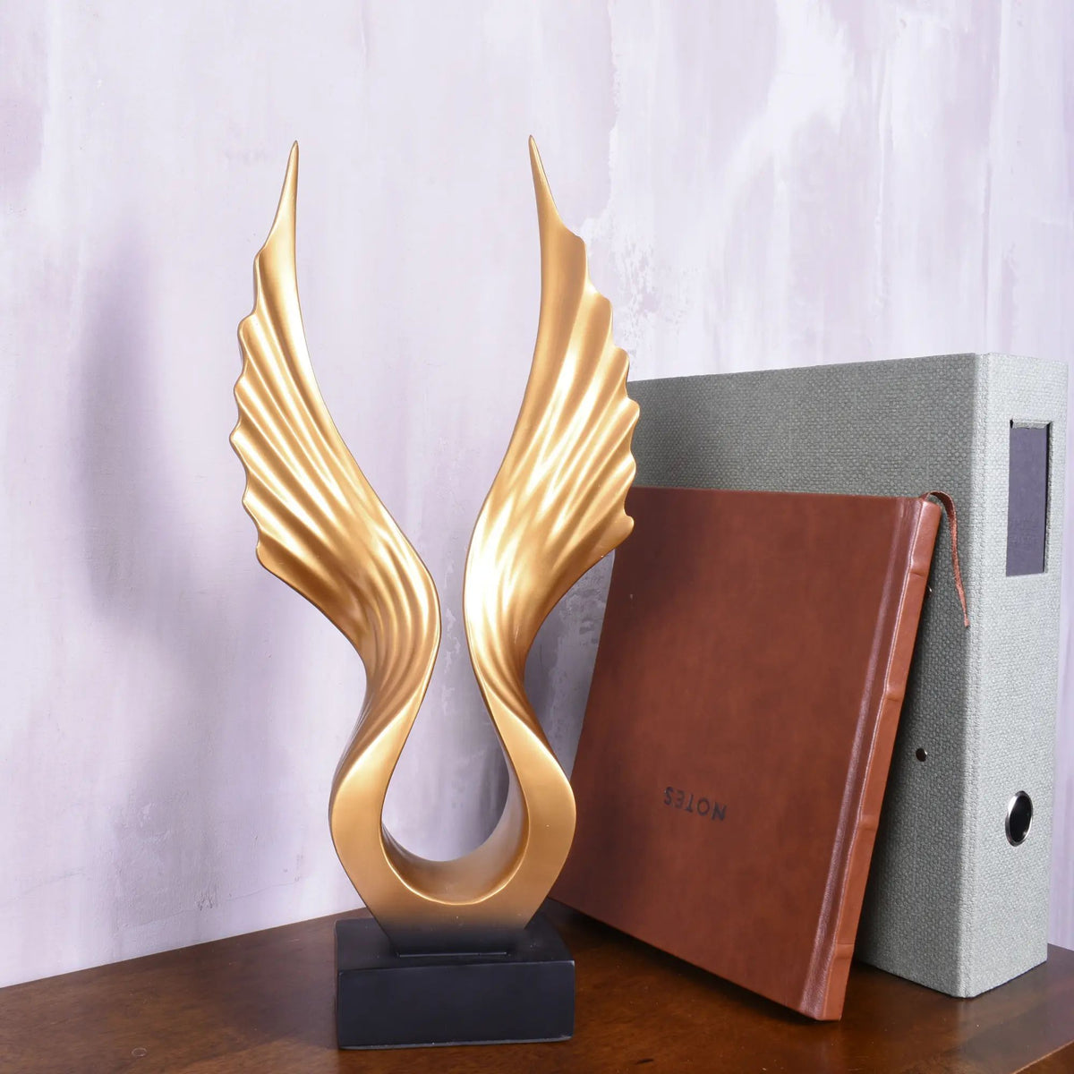 Dekoskulptur - flügelartige Form - Dekofigur pokalähnliche Statue Flügel