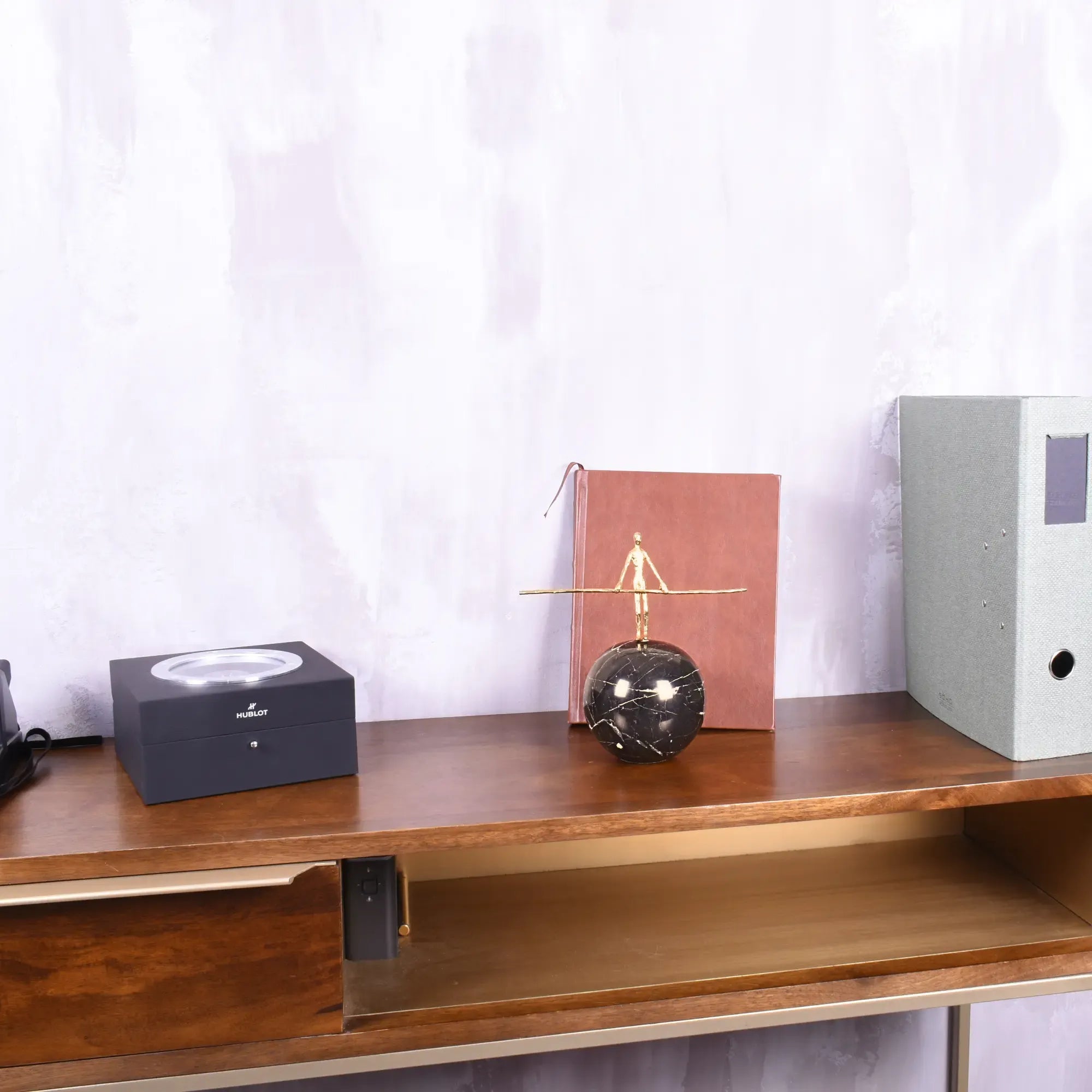 Dekofigur - Gold auf Marmorkugel - Seiltänzer Skulptur Deko-Objekt Seilgänger Default Title