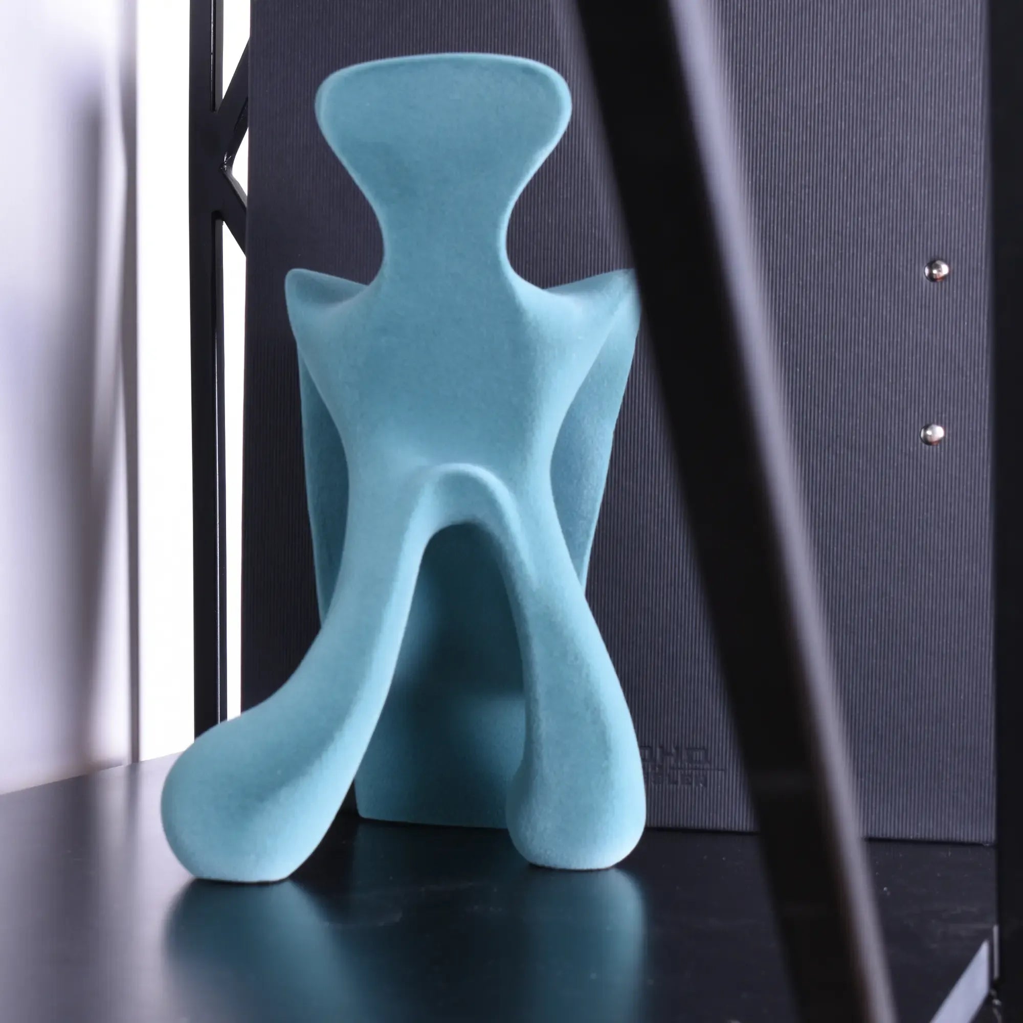 Samtfigur - extravagante Dekoration - Deko- Designobjekt Figur aus Samt Gambe