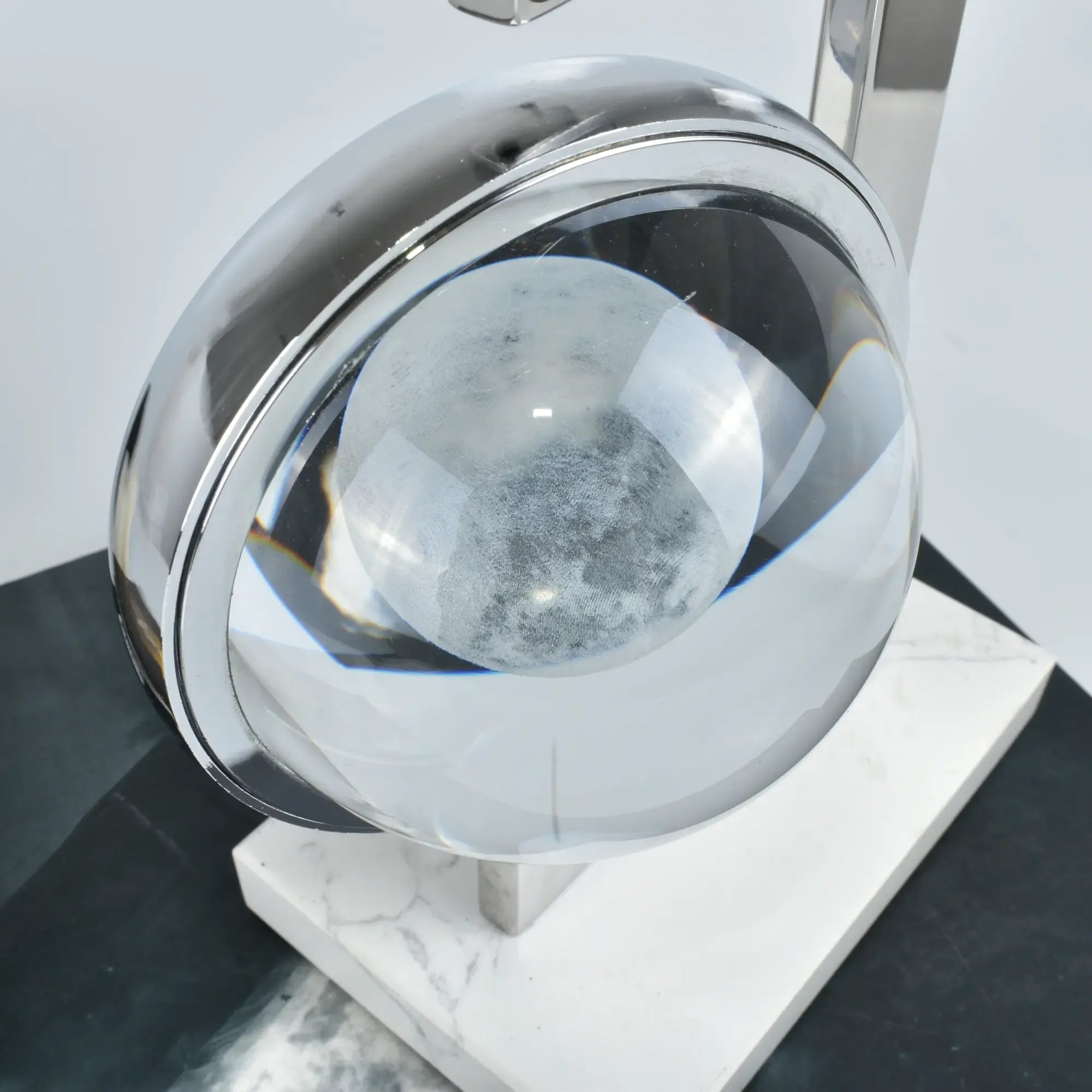 Dekoobjekt - auf Marmorsockel - Metall Deko-Objekt mit Glas-Kristallkugel Alieni Default Title