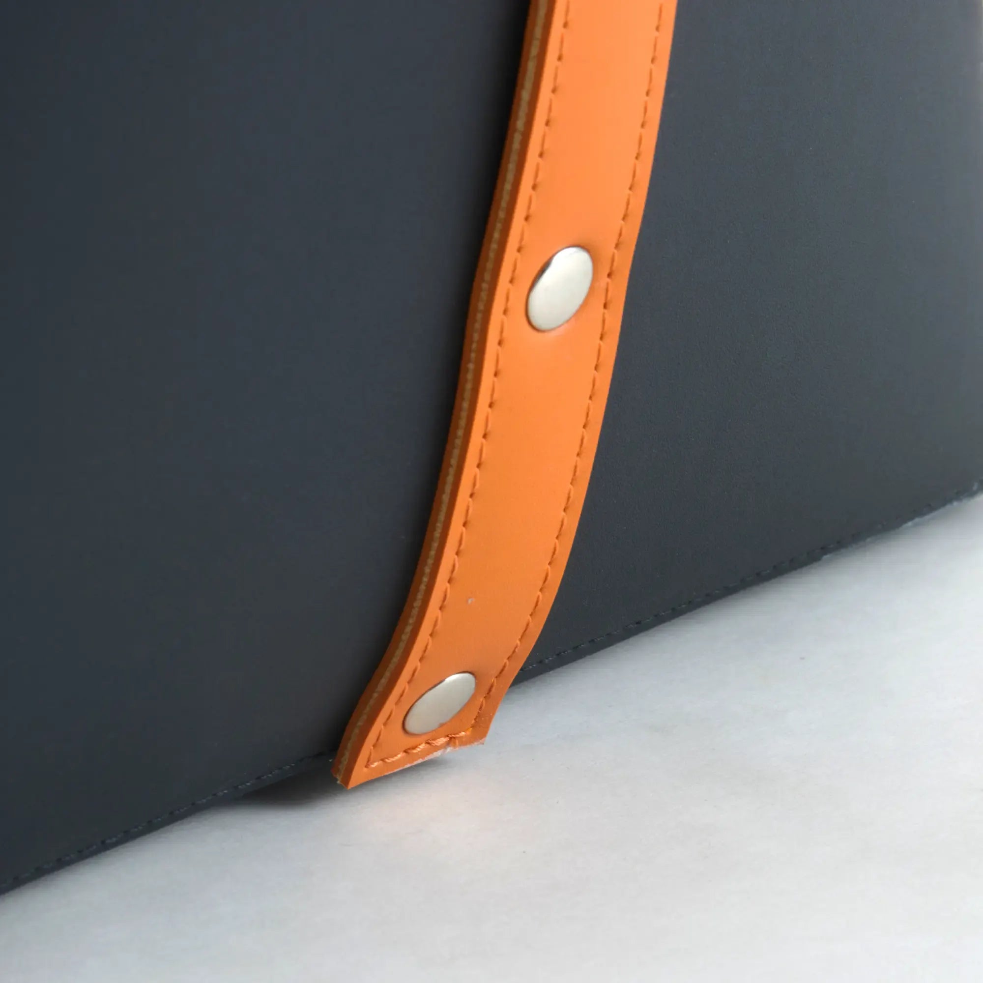 Wäschekorb - Lederkorb Skulpturaler Aufbewahrungskorb – Nachtblaues Leder mit cognacfarbenen Riemengriffen – Handgefertigtes Designobjekt Arca Nan