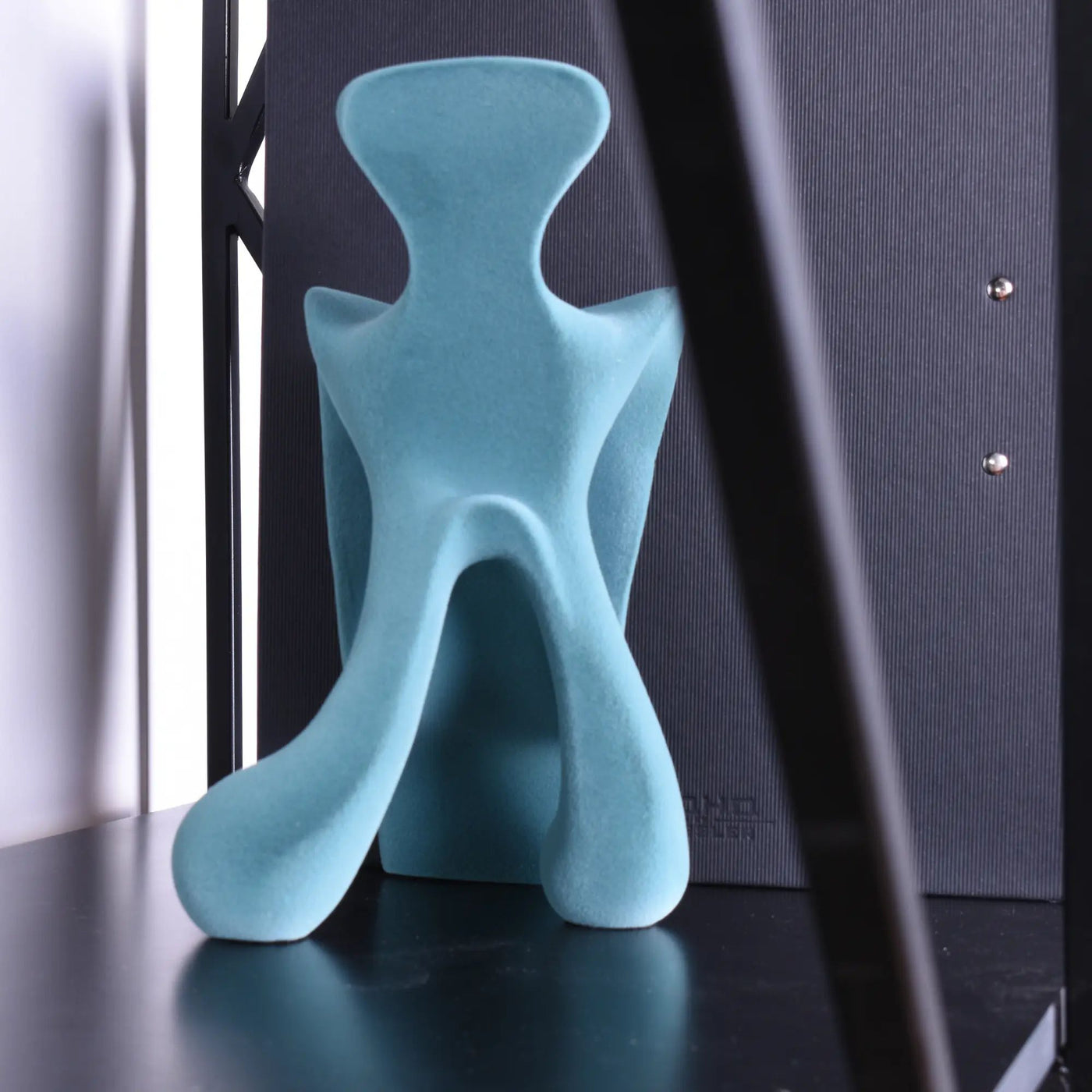 Samtdeko - extravagante Dekoration - Deko- Designobjekt Figur aus Samt Gambe