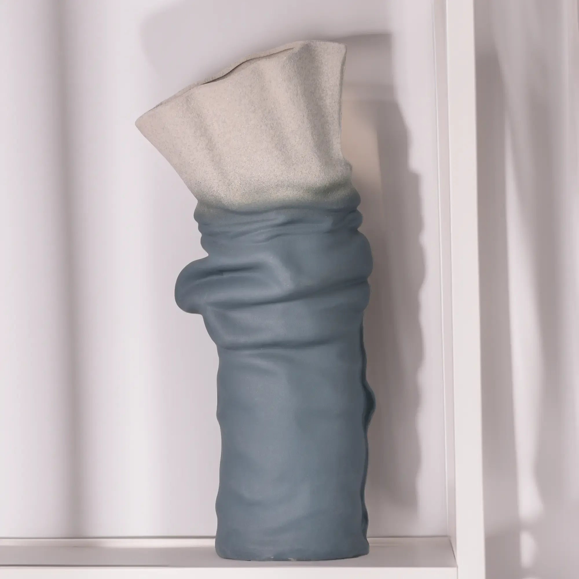 Keramikvase - handgemachte Designvase - Skulpturale Standvase Ondula Terrae Grün-Blau