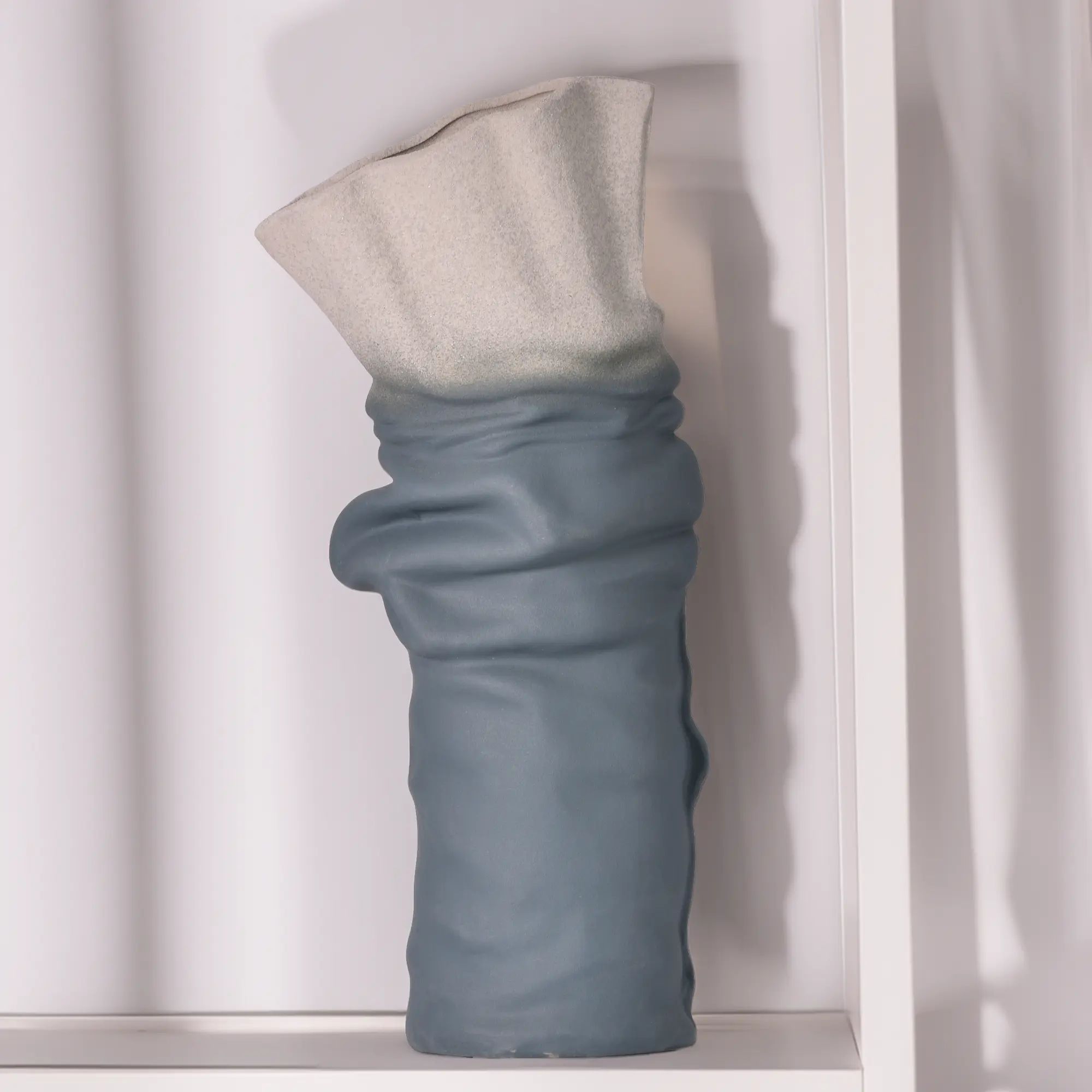 Keramikvase - handgemachte Designvase - Skulpturale Standvase Ondula Terrae Grün-Blau