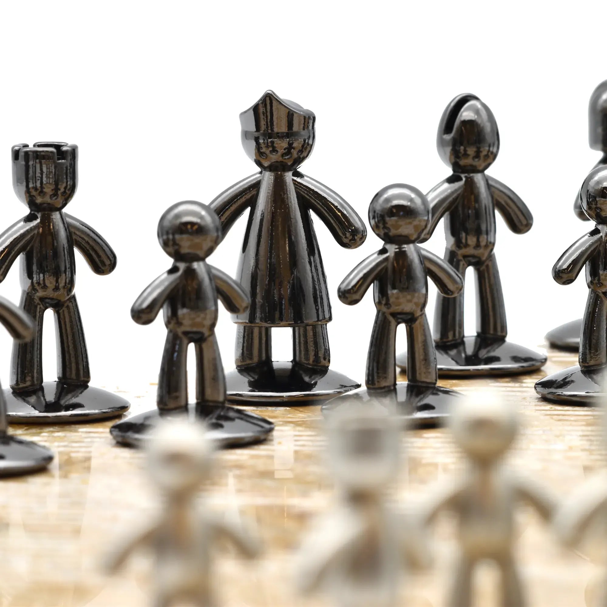 Schachspiel - Edles Tischspiel – Travertin-Schachbrett mit Metallfiguren – Design-Schach Ludus Nan