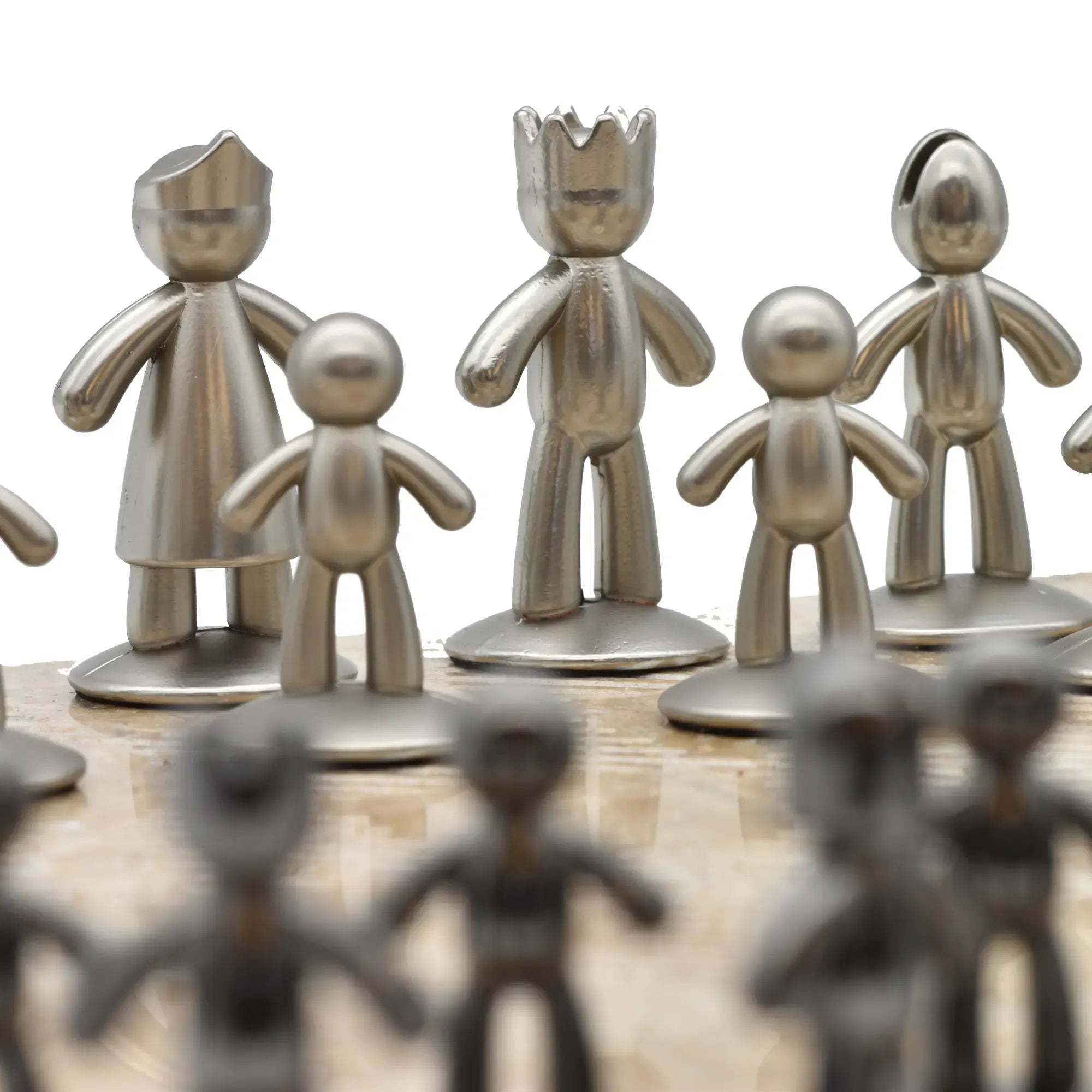 Schachspiel - Edles Tischspiel – Travertin-Schachbrett mit Metallfiguren – Design-Schach Ludus Nan