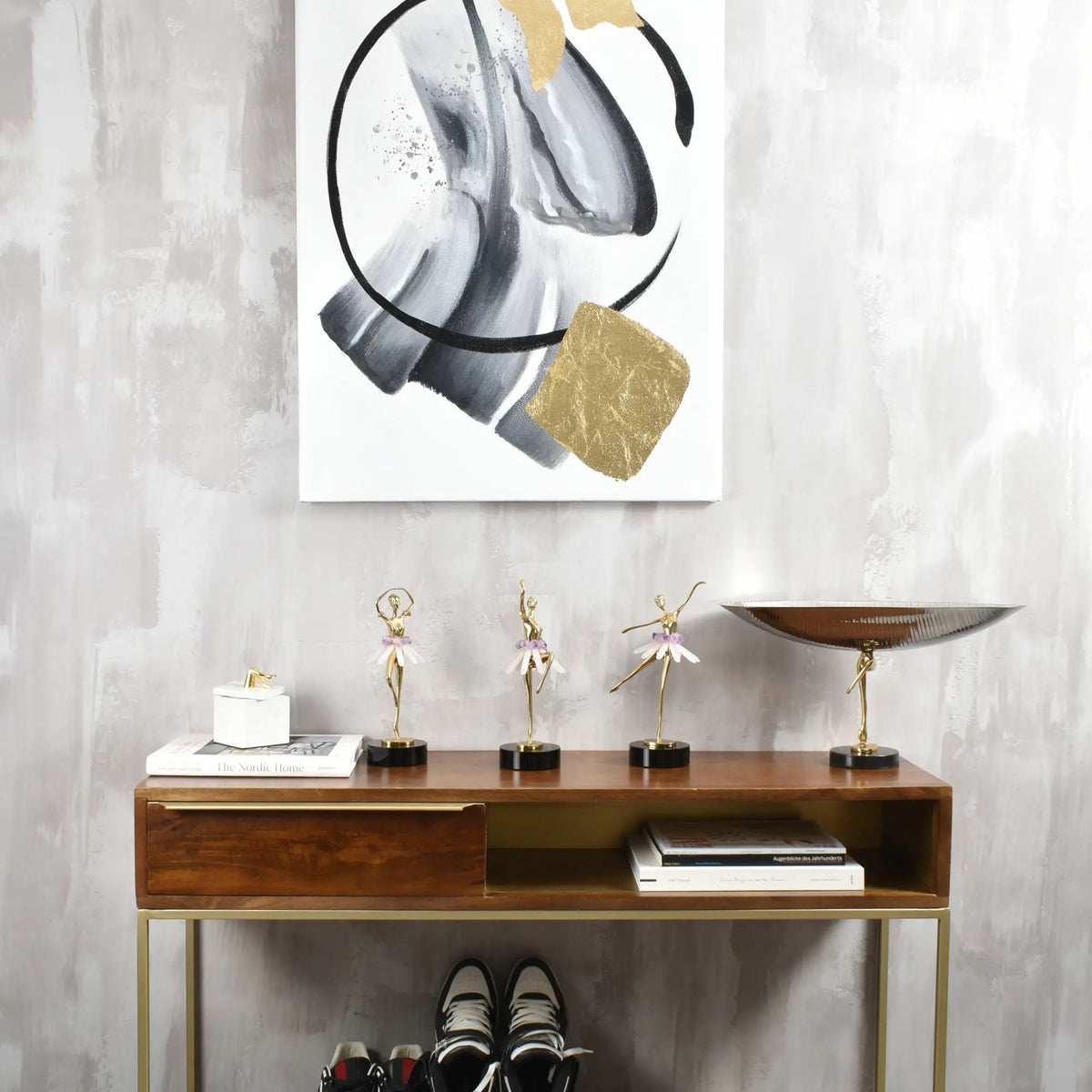Aluminiumschale - auf Goldfuß - Designer - Dekoschale auf Damenbeinen Eterna Grace