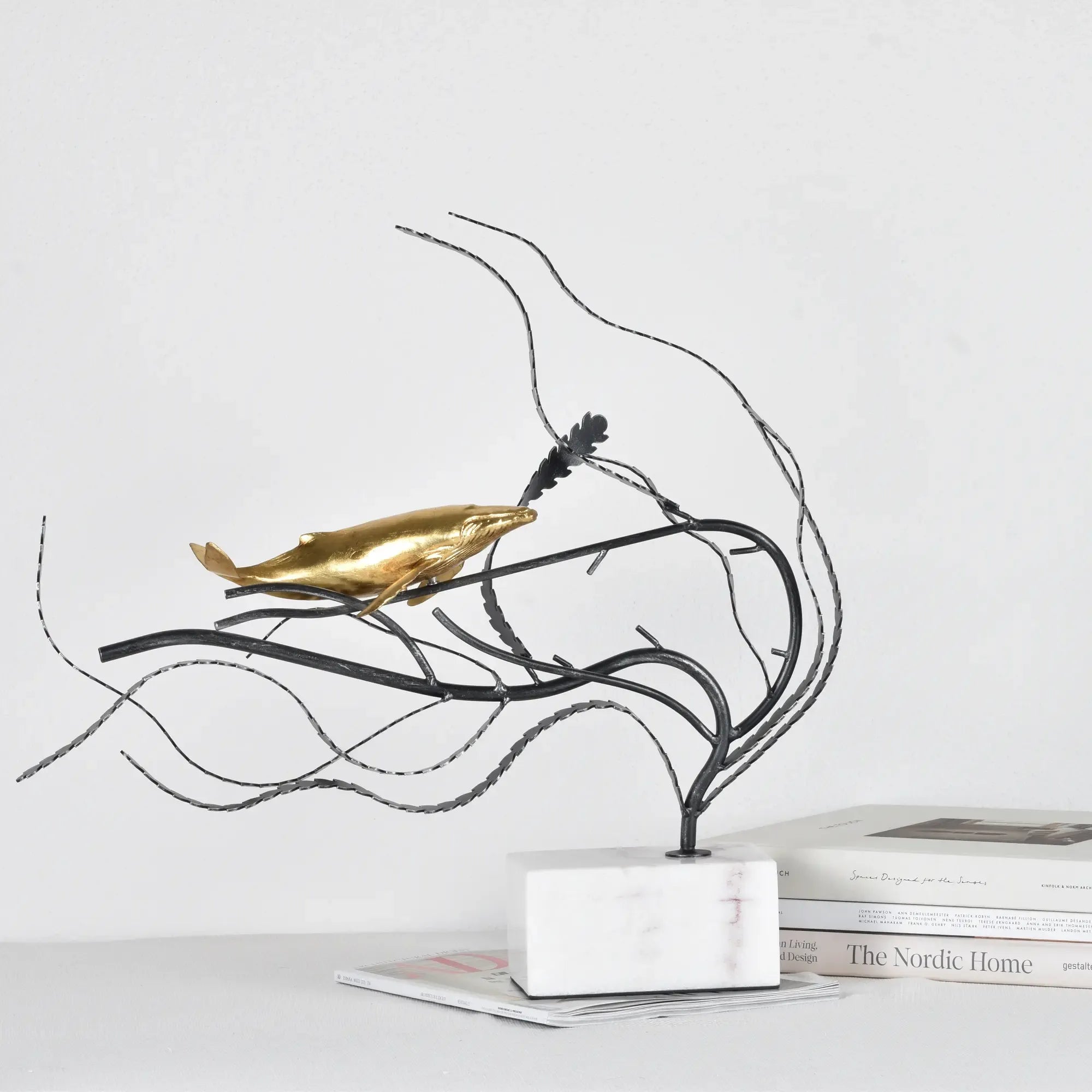 Skulptur - Meeres-Motiv - Deko-Objekt Wal Dekofigur Metall Balena aufgestellt im Interieur