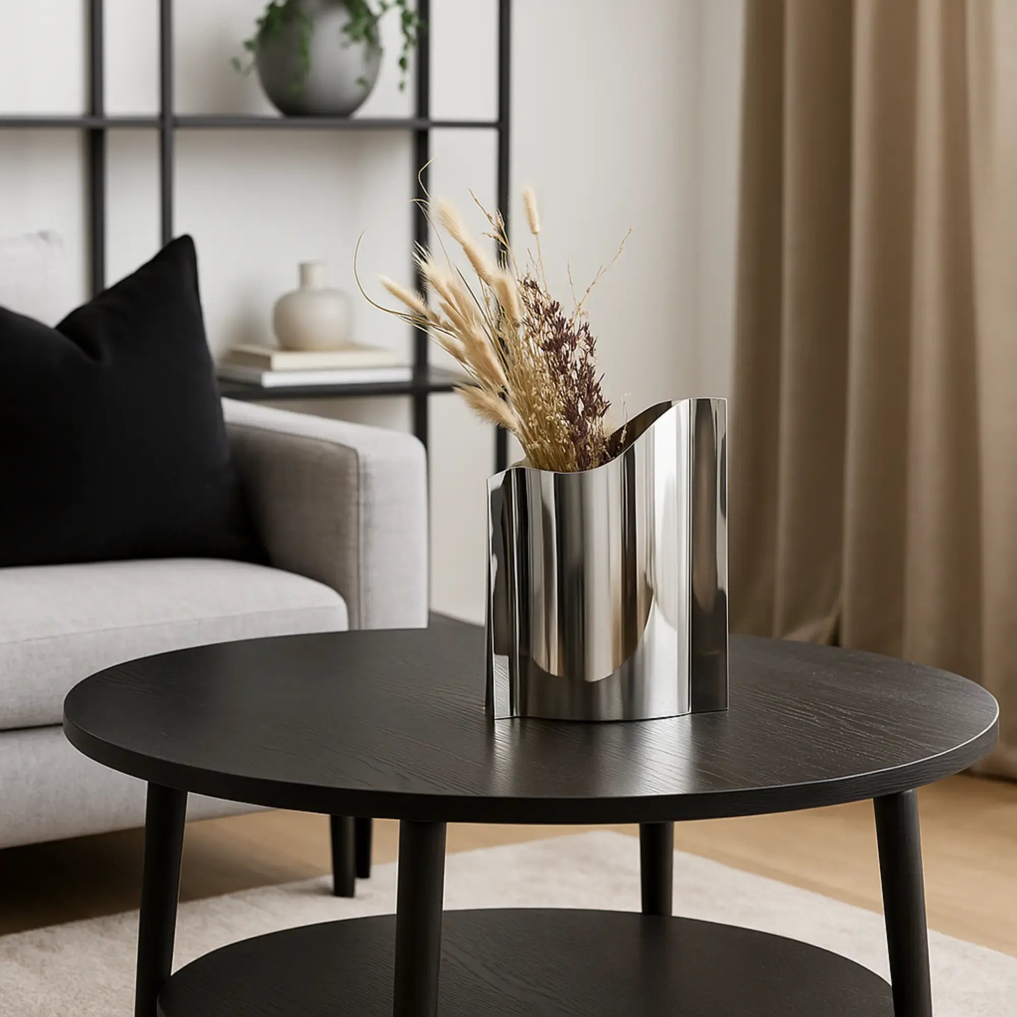 Edelstahlvase - glänzend poliert - Blumenvase Wellenform Mirra aufgestellt im Interieur