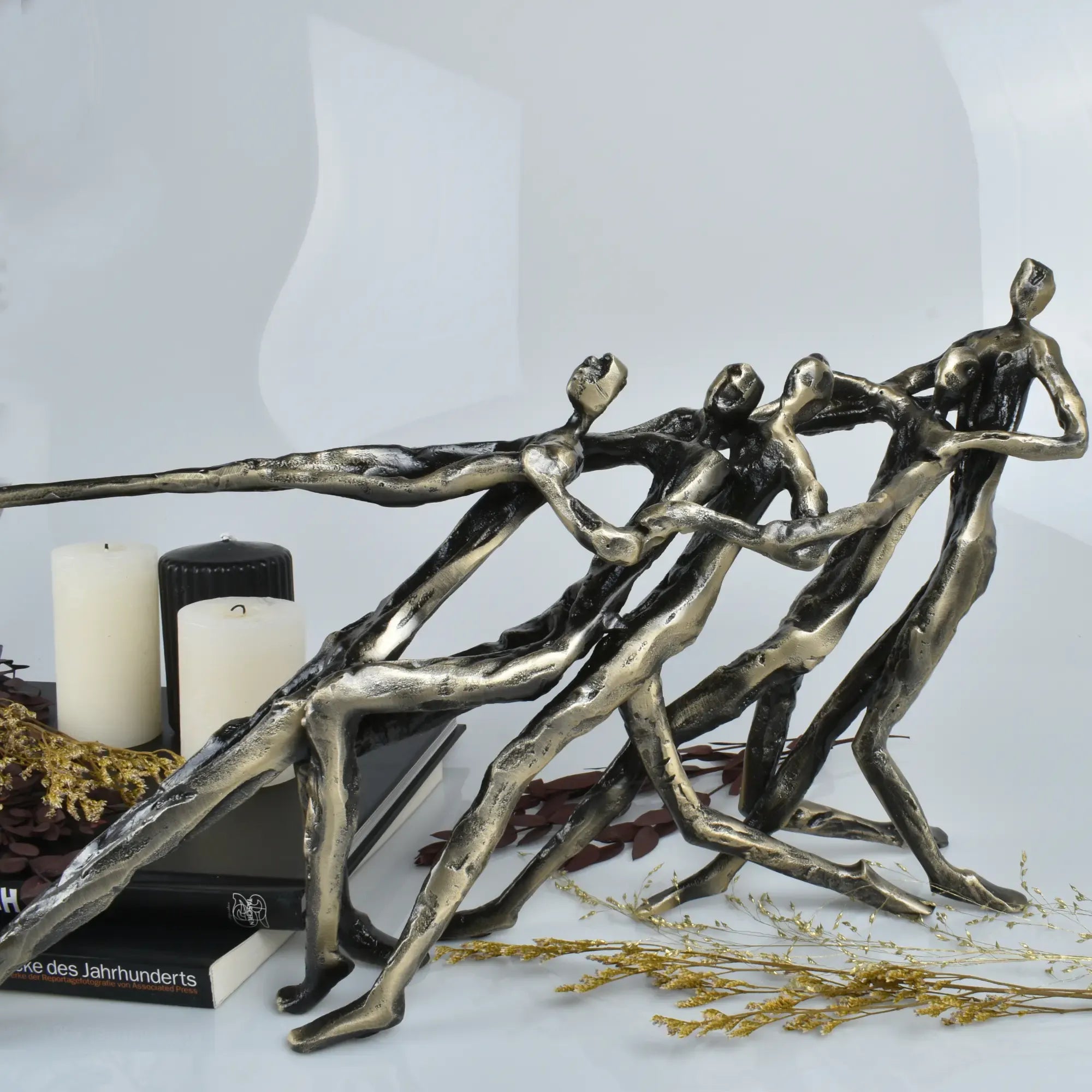 Skulptur - in Bronzeoptik - Metallskulptur Deko-Objekt Tauziehen aufgestellt im Interieur