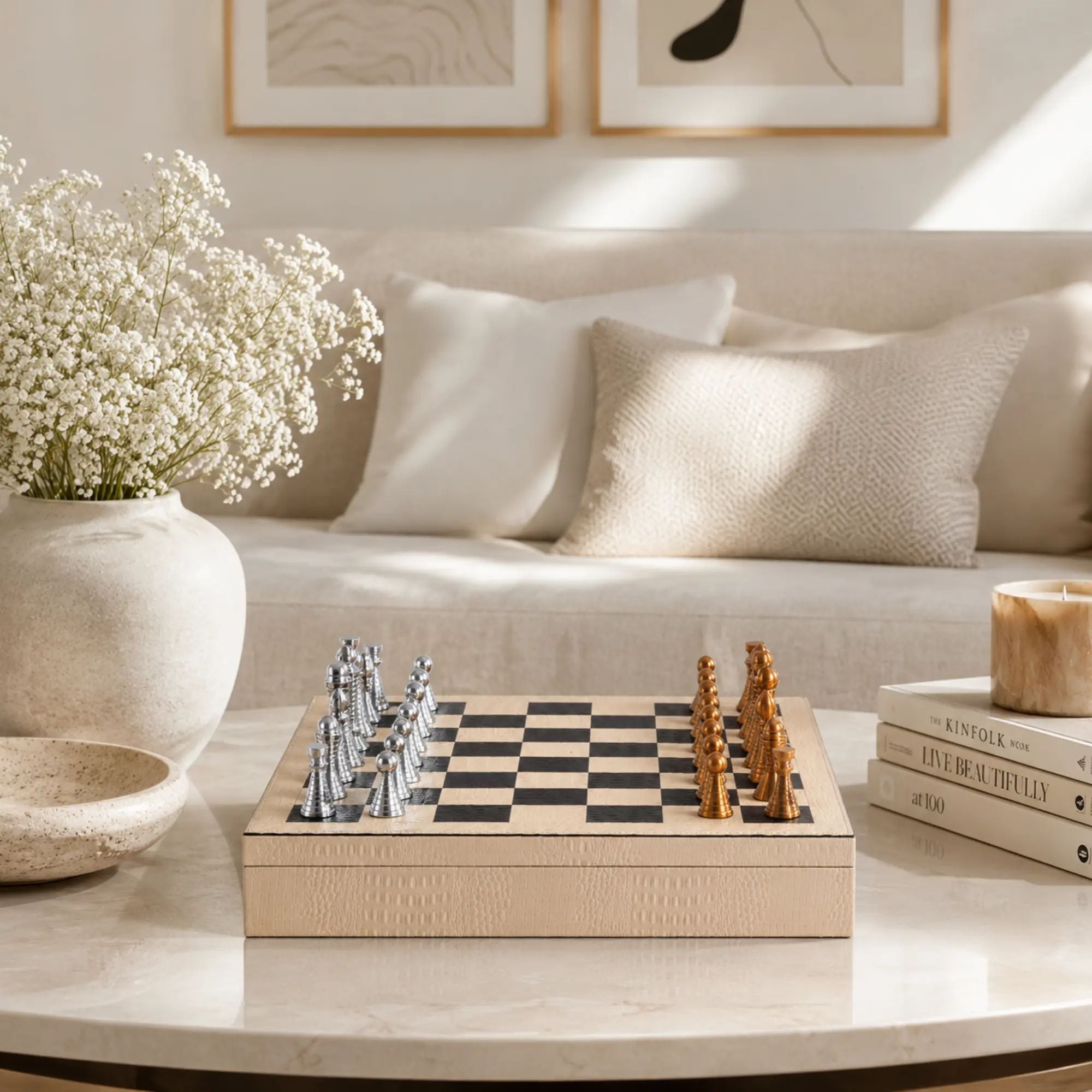 Schachspiel - Strategisches Brettspiel – Schach-Set mit Metallfiguren auf Lederbox in Kroko-Prägung, Bicolor Gold & Silber – Ars Strategica aufgestellt im Interieur